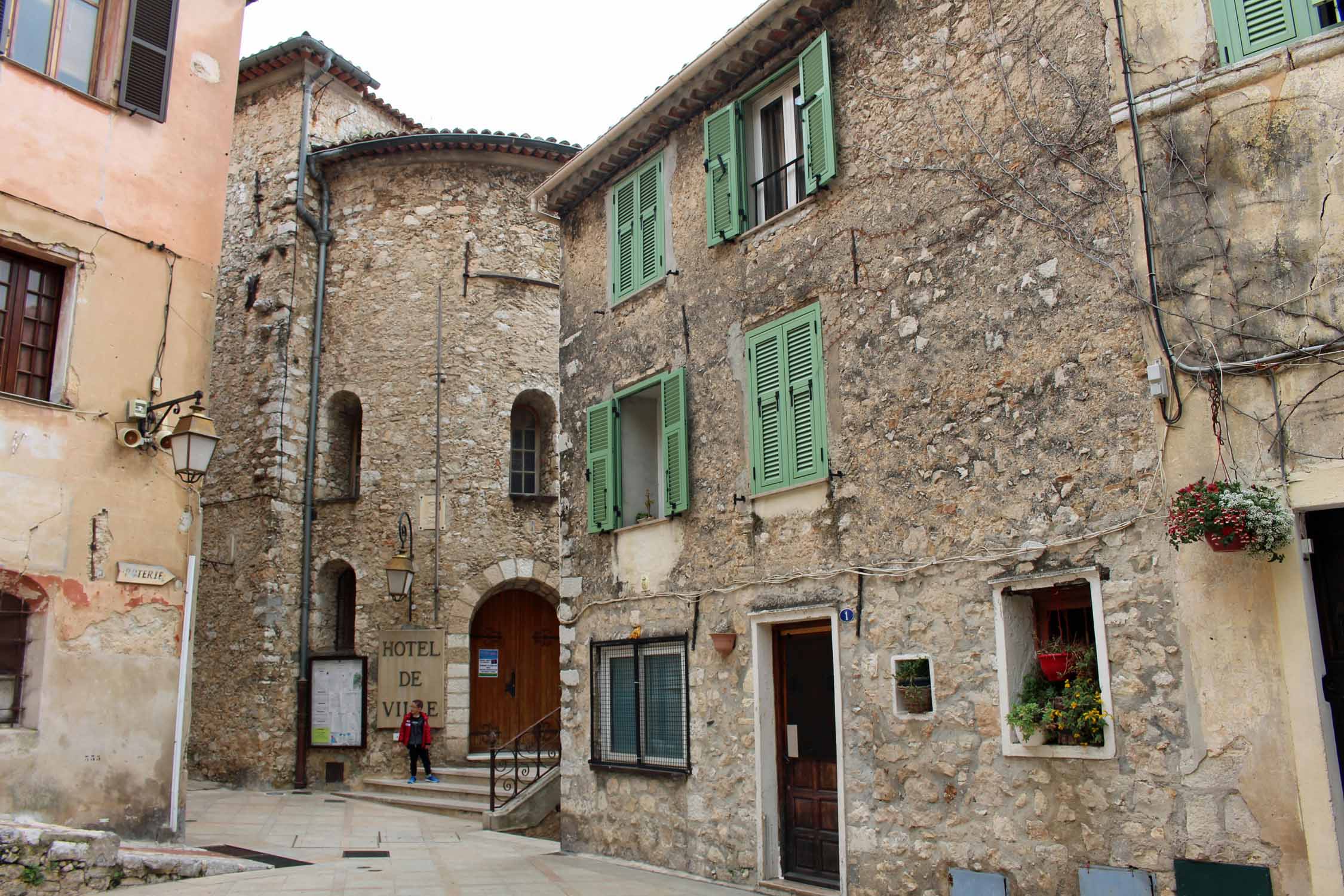 Village de Peille, place Carnot, maisons en pierre