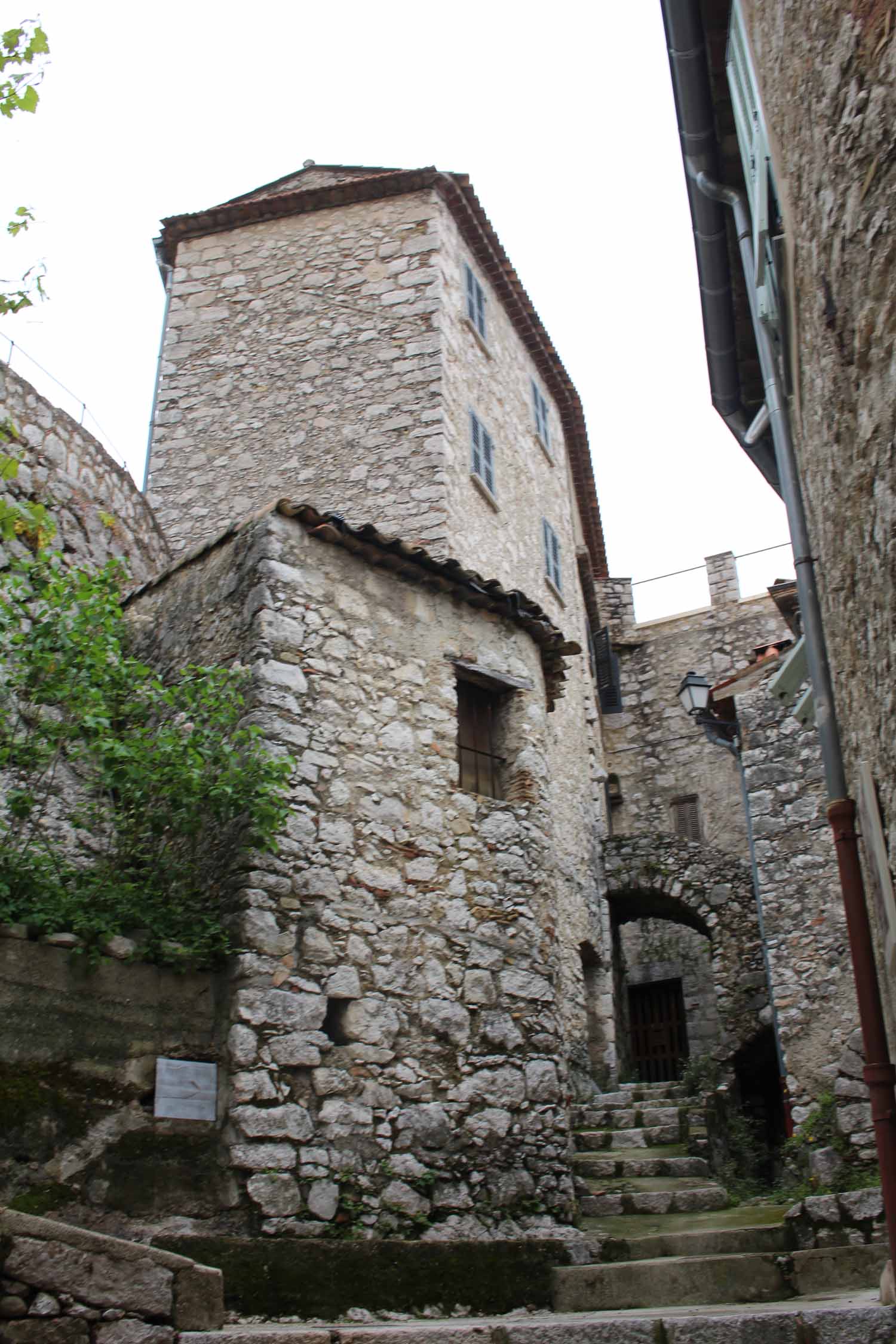 Village de Peillon, maisons en pierre, escaliers