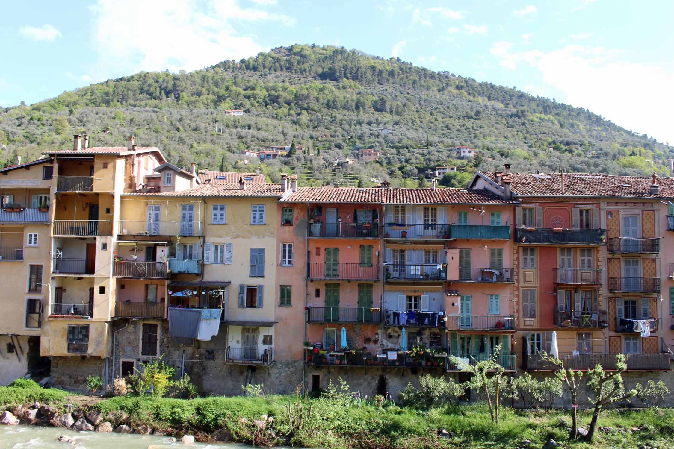 Sospel, centre historique, maisons colorées