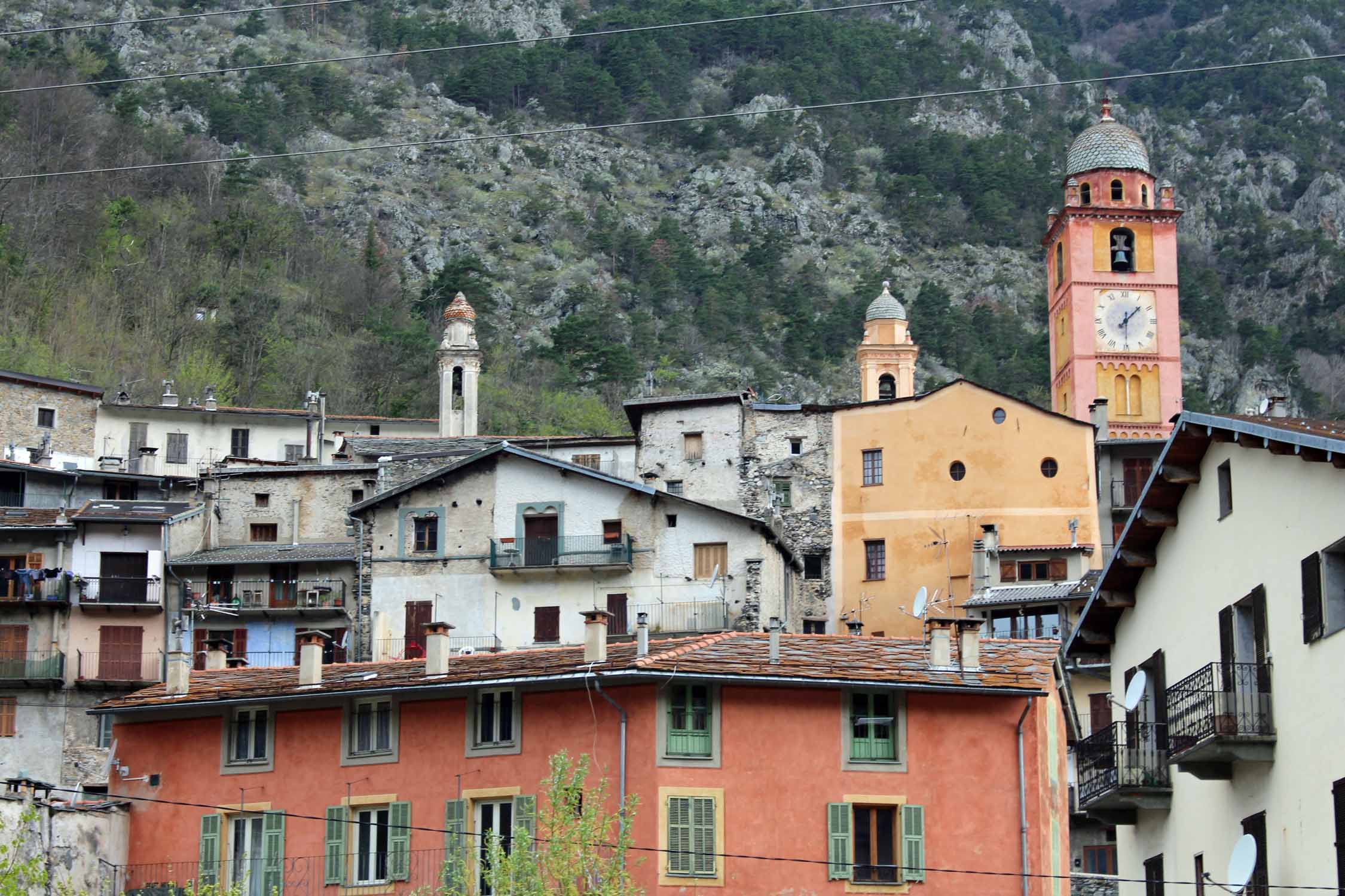 Tende, maisons typiques, schiste