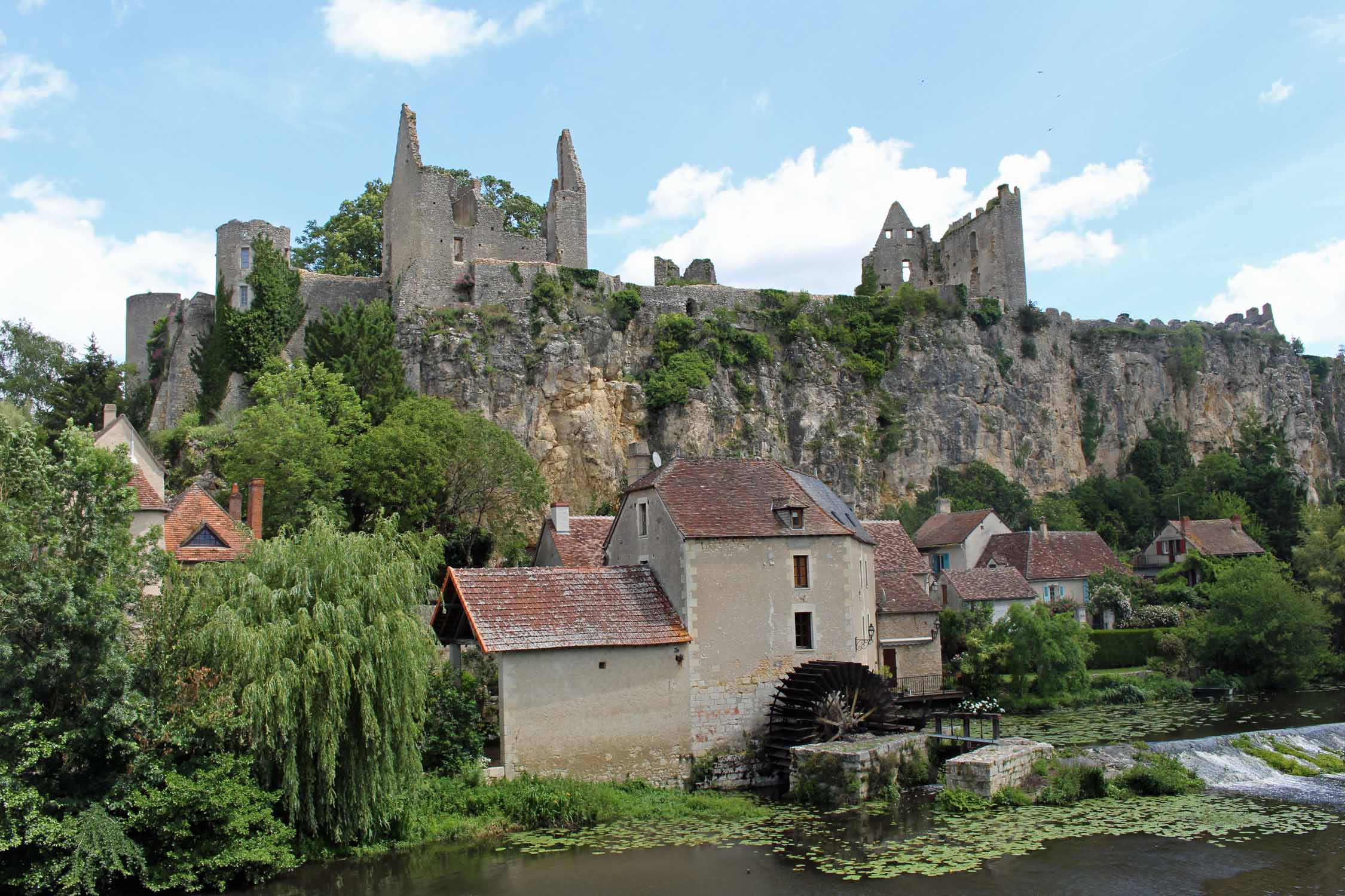 Angles-sur-l'Anglin, ruines du château