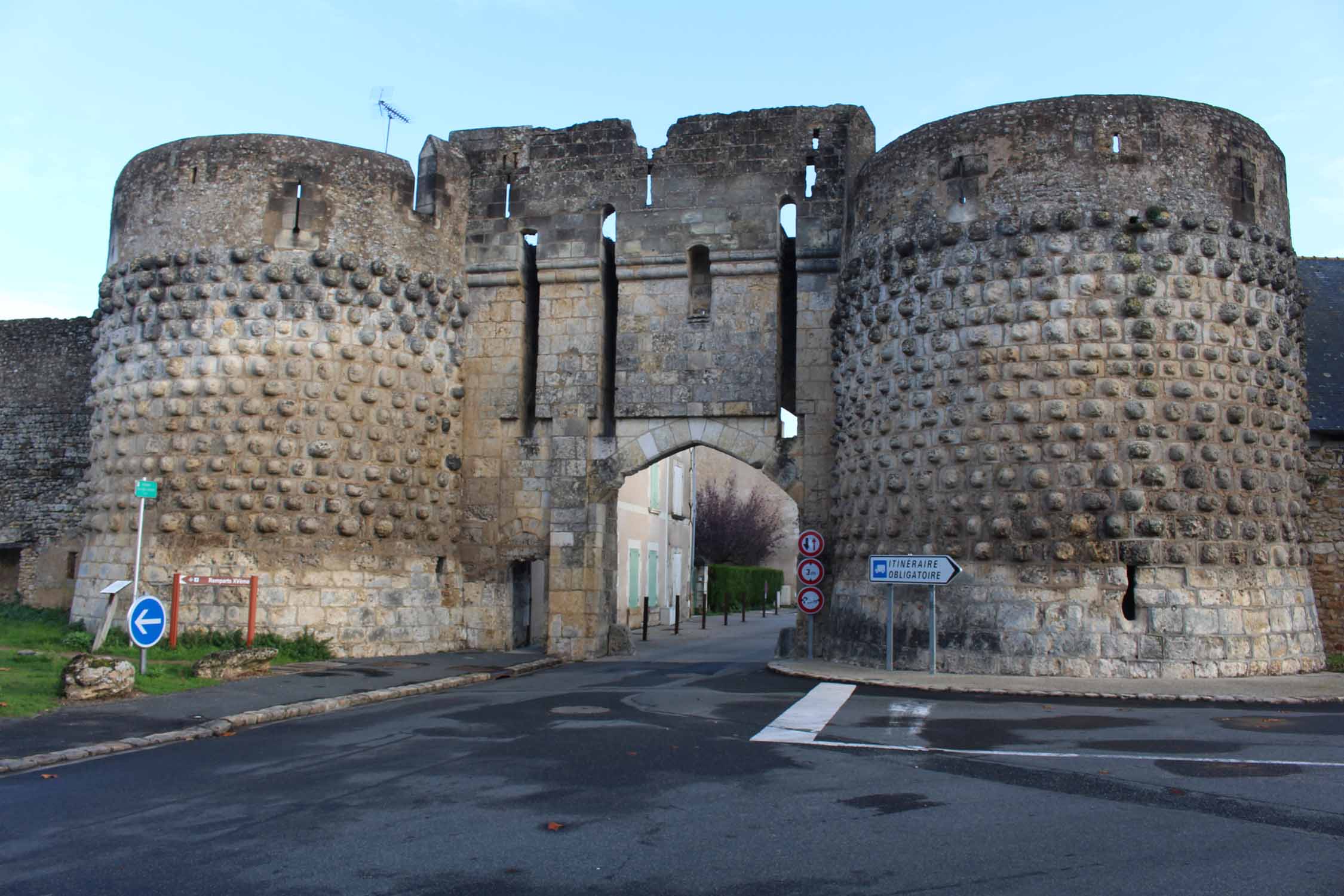 Montreuil-Bellay, porte Saint-Jean