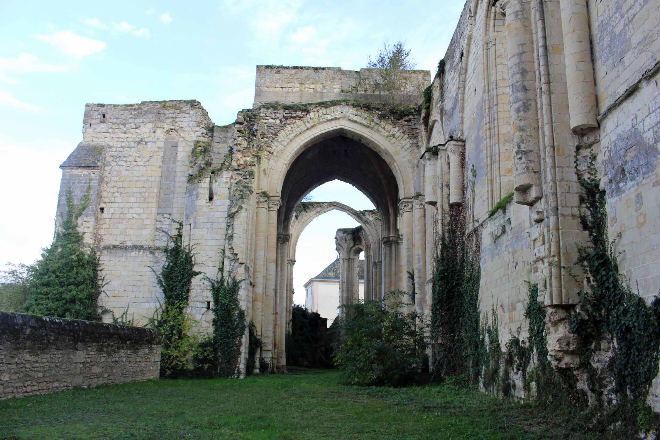 Doué-la-Fontaine, église Saint-Denis, ruines