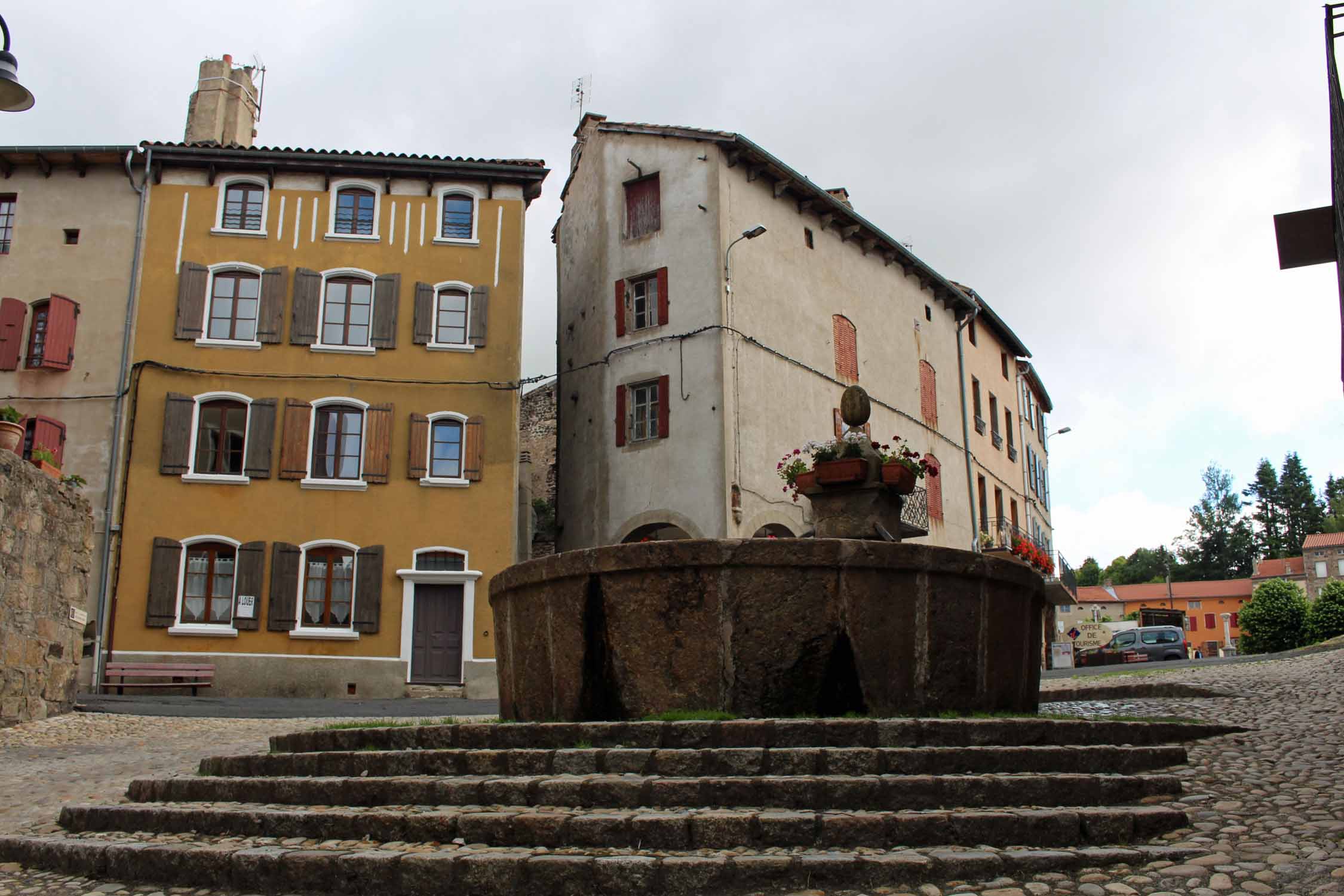 Pradelles, fontaine du Melon