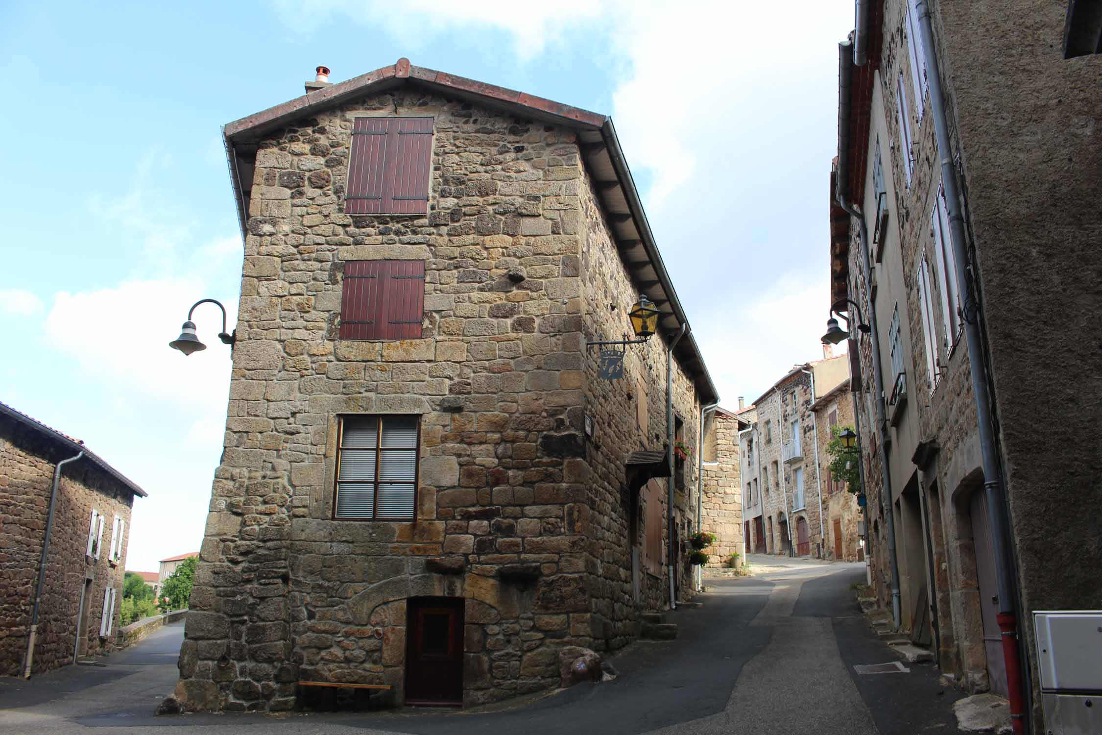 Pradelles, maison typique en pierre