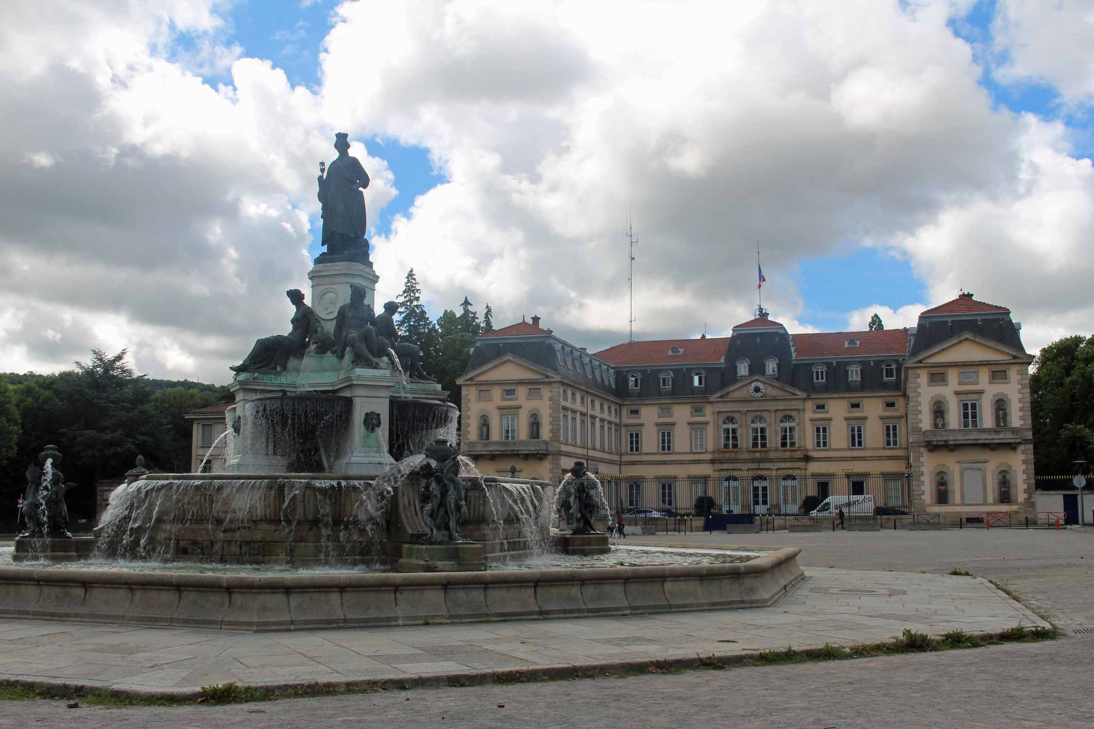 Le Puy-en-Velay, fontaine Crozatier, place du Breuil