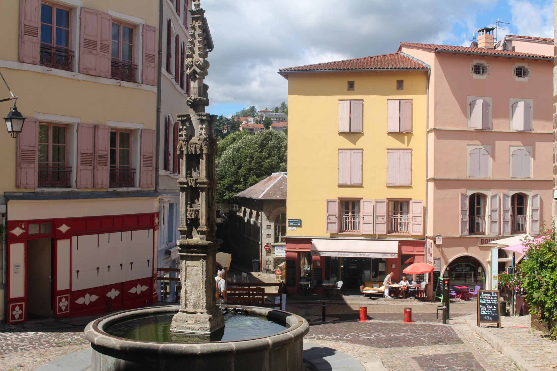 Le Puy-en-Velay, fontaine des Tables