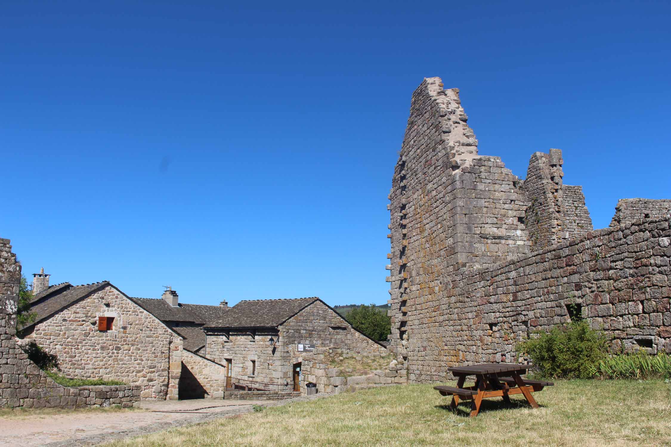 La Garde-Guérin, remparts