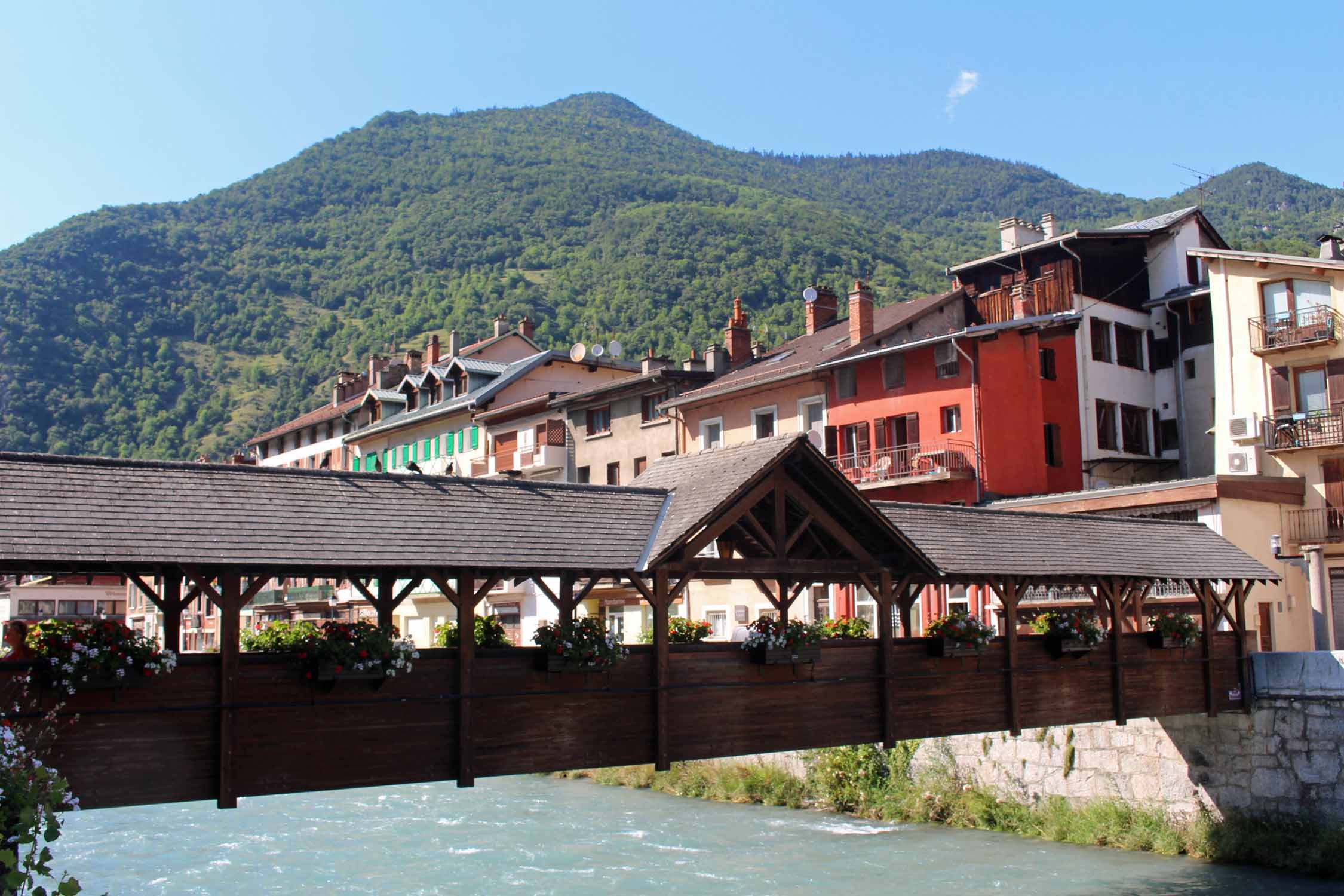 Moutiers, pont fleuri