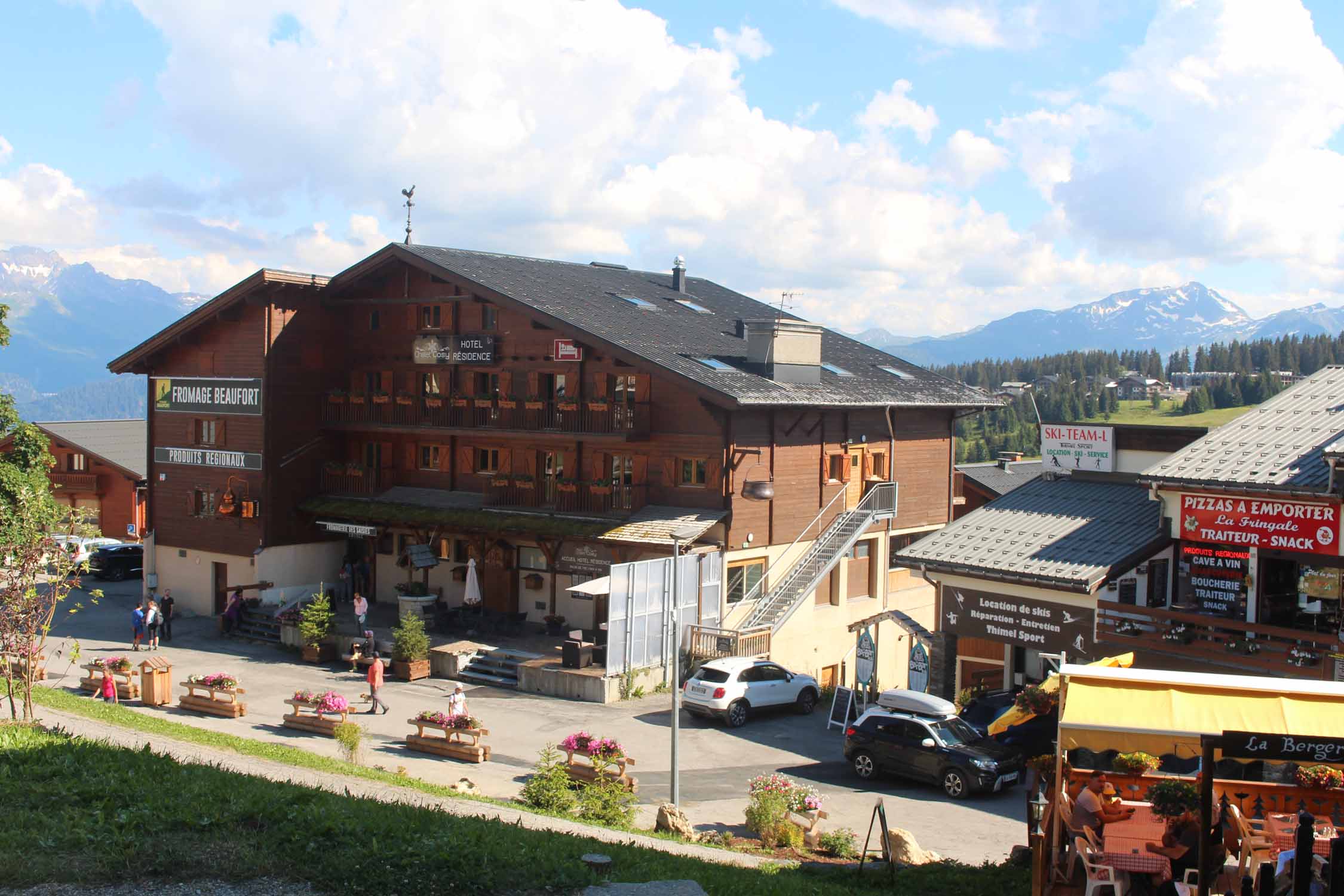 Les Saisies, bâtiments en bois