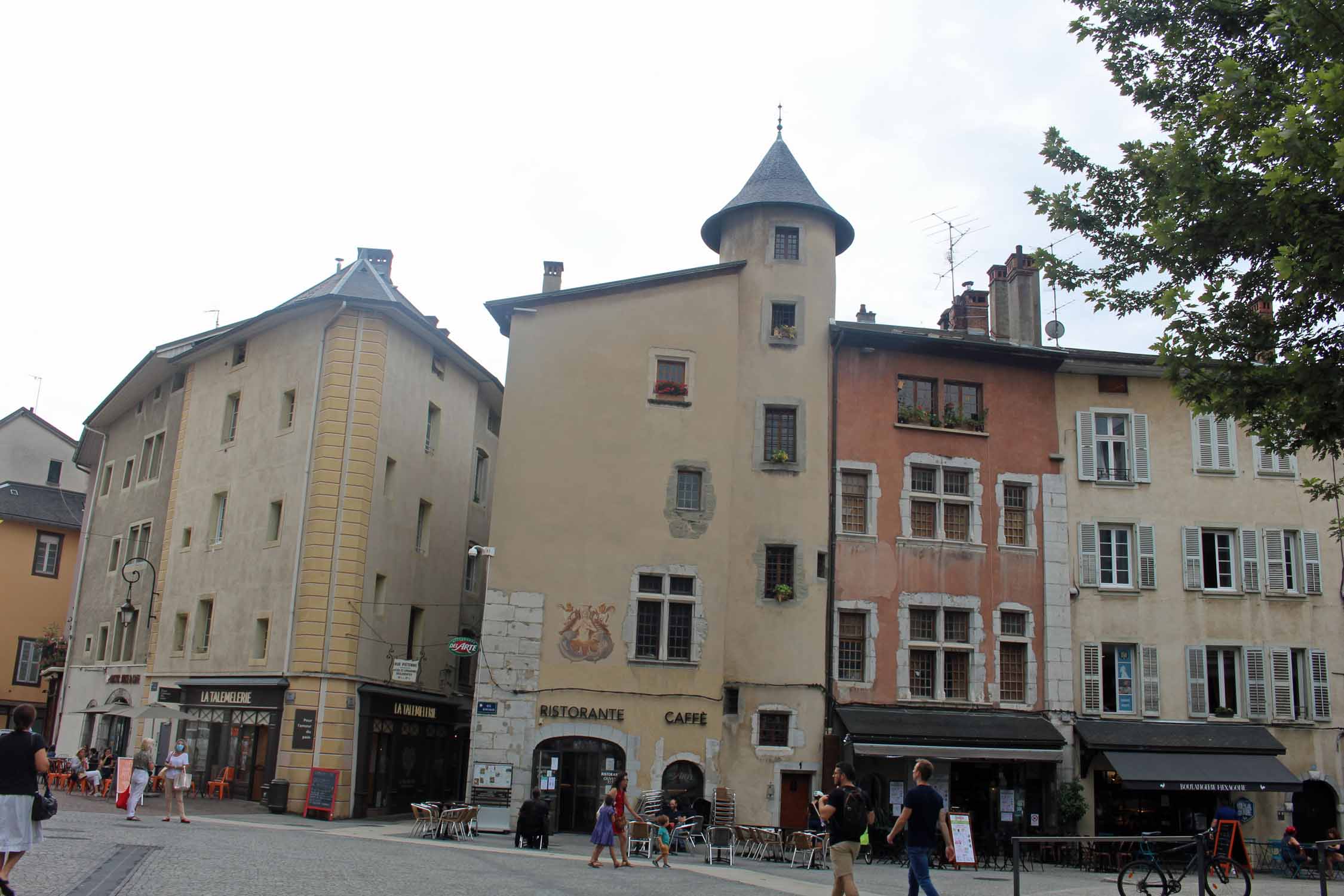 Chambéry, place de Genève, bâtiments