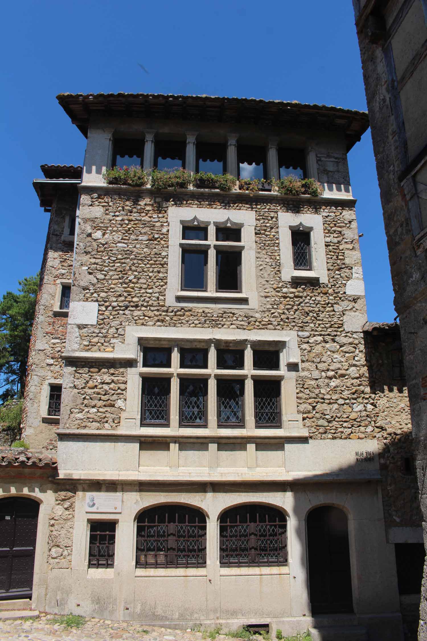 Pérouges, Ain, maison en pierre