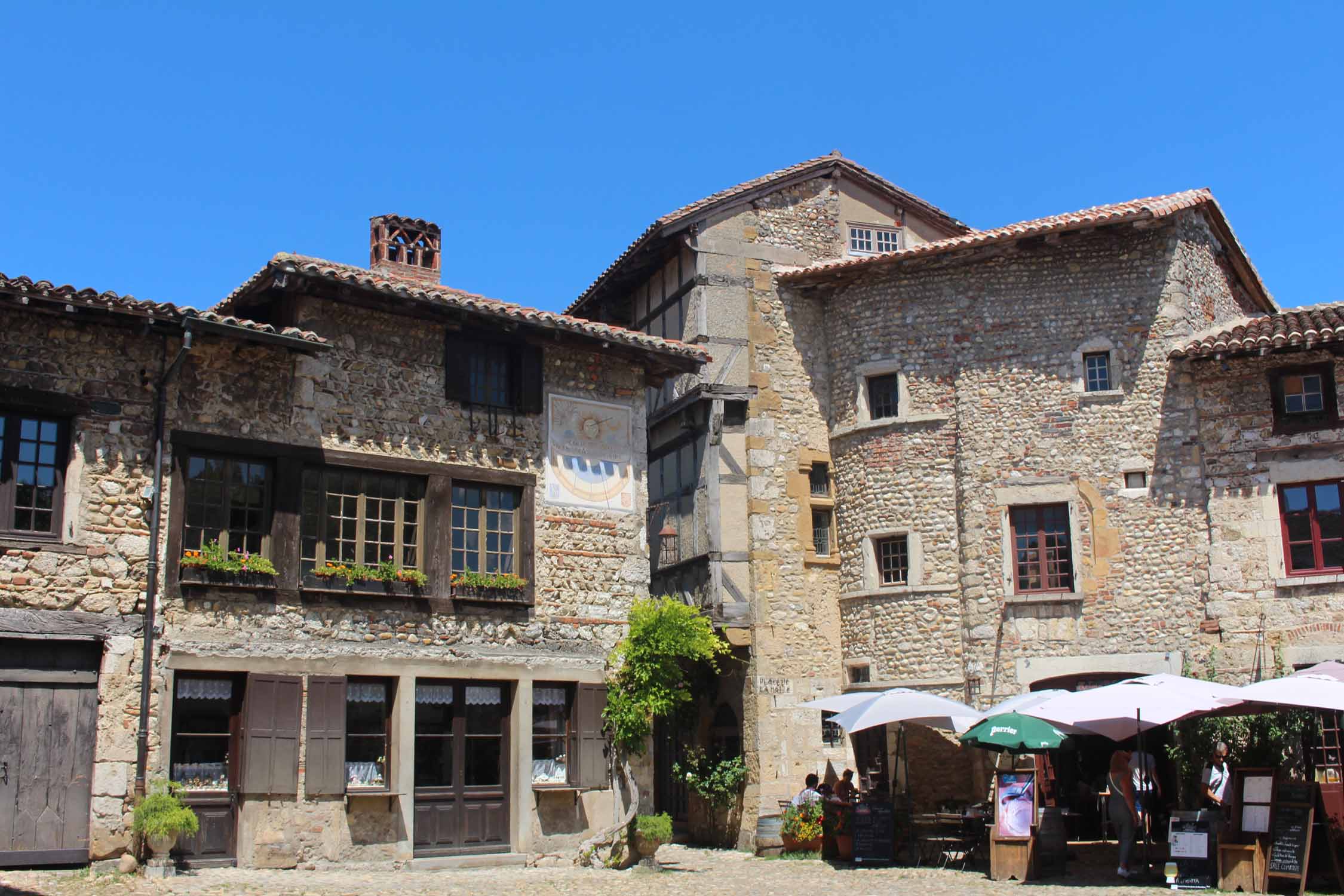 Pérouges, Ain, place du Tilleul