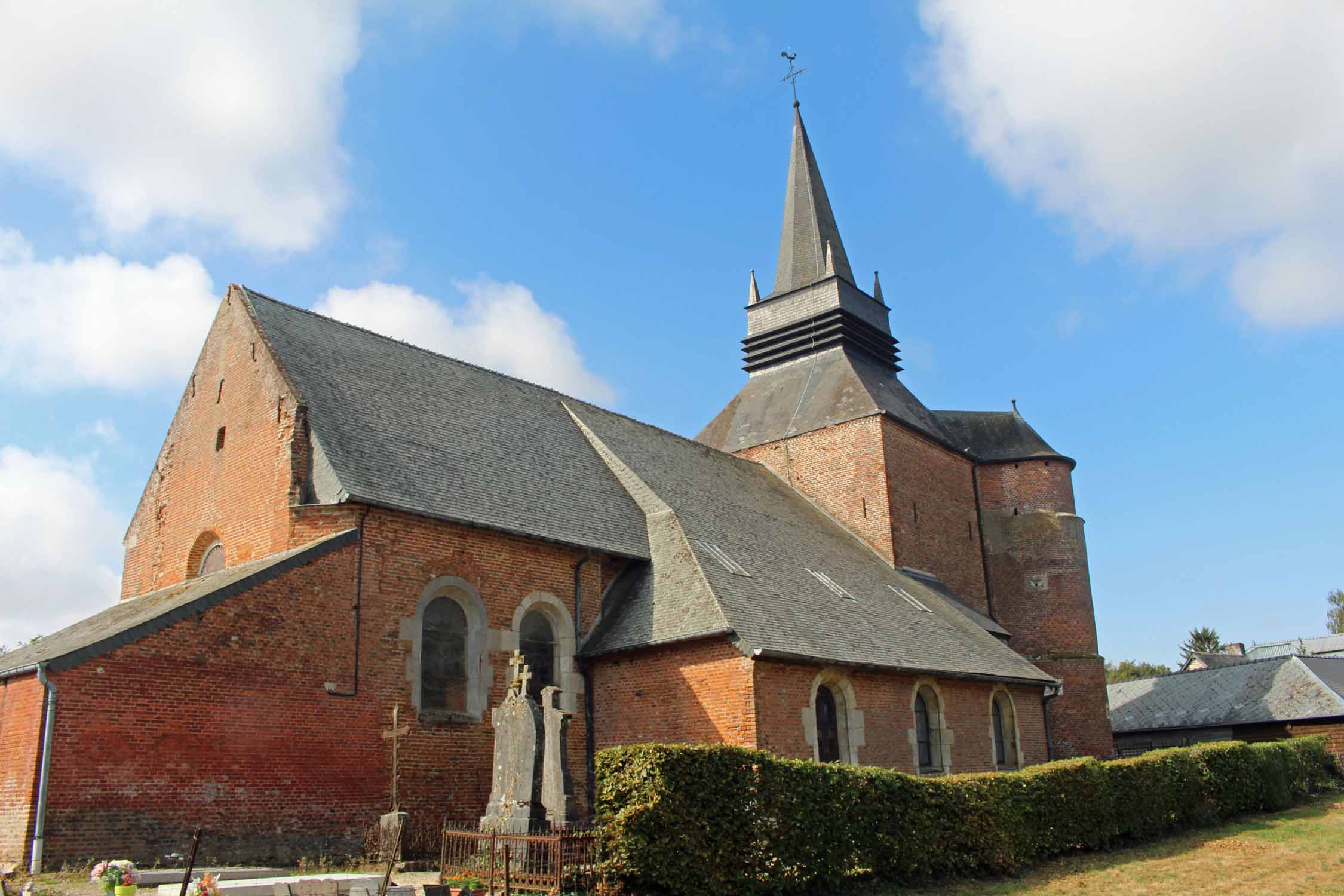 Parfondeval, église fortifiée Saint-Médard
