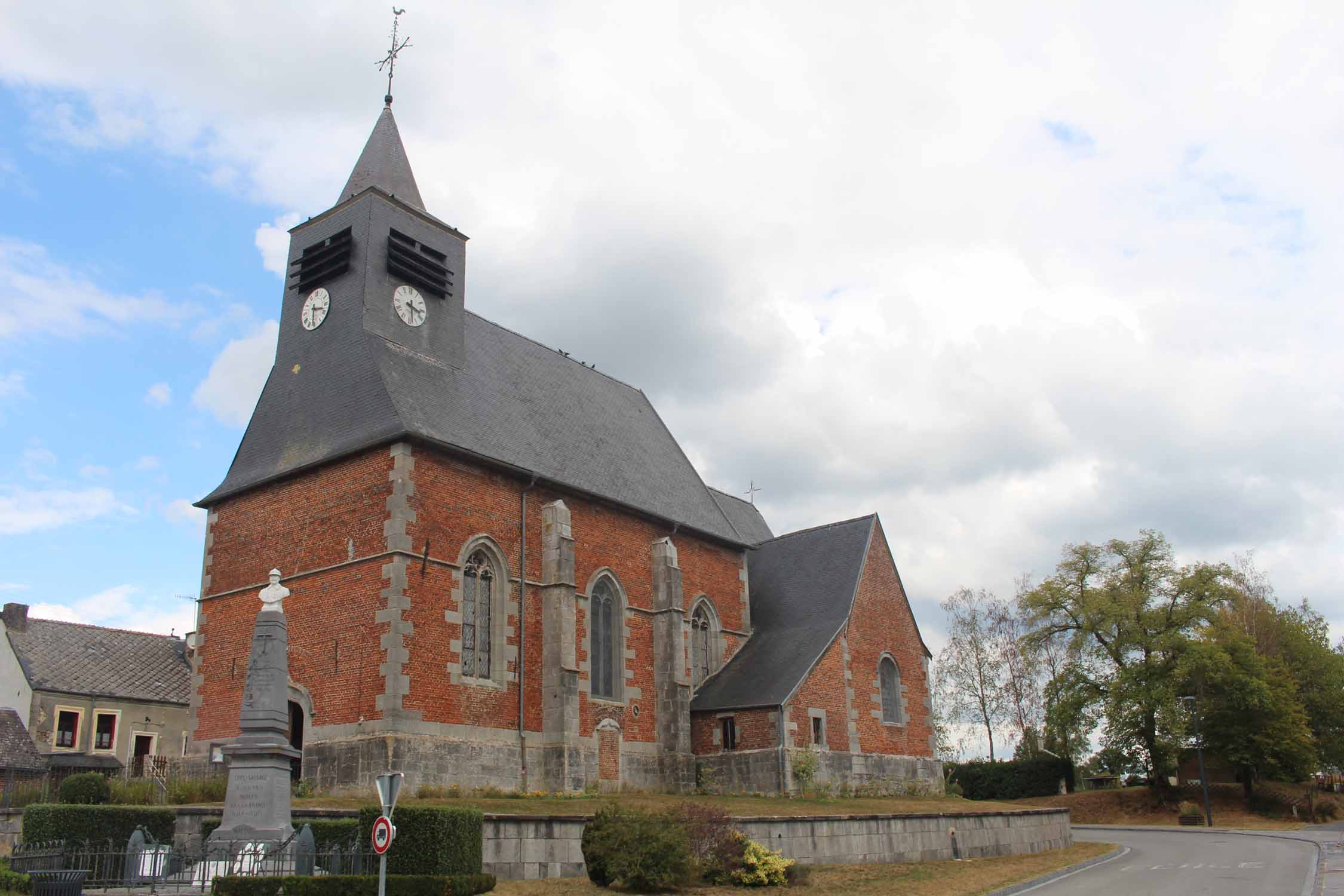 Eppe-Sauvage, église fortifiée Saint-Ursmar