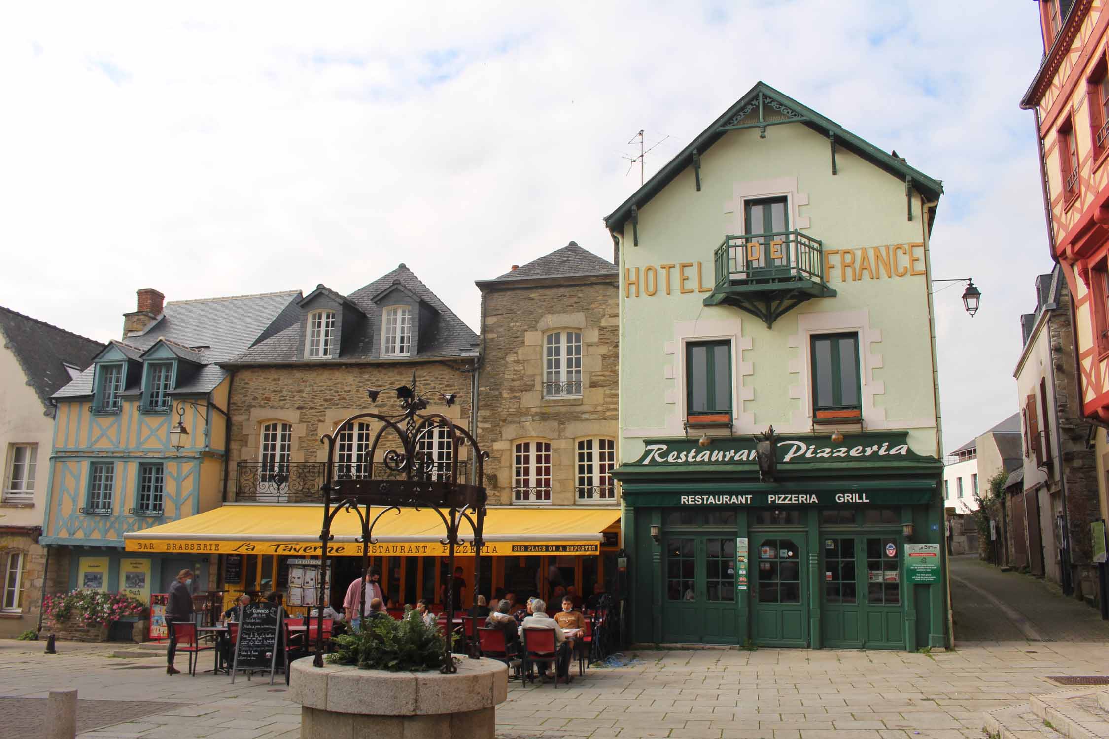 Josselin, place Notre-Dame, maisons à colombages