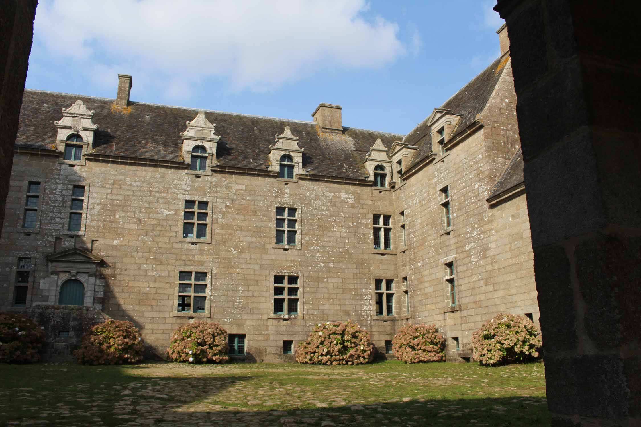 Château de Kergroadez, cour