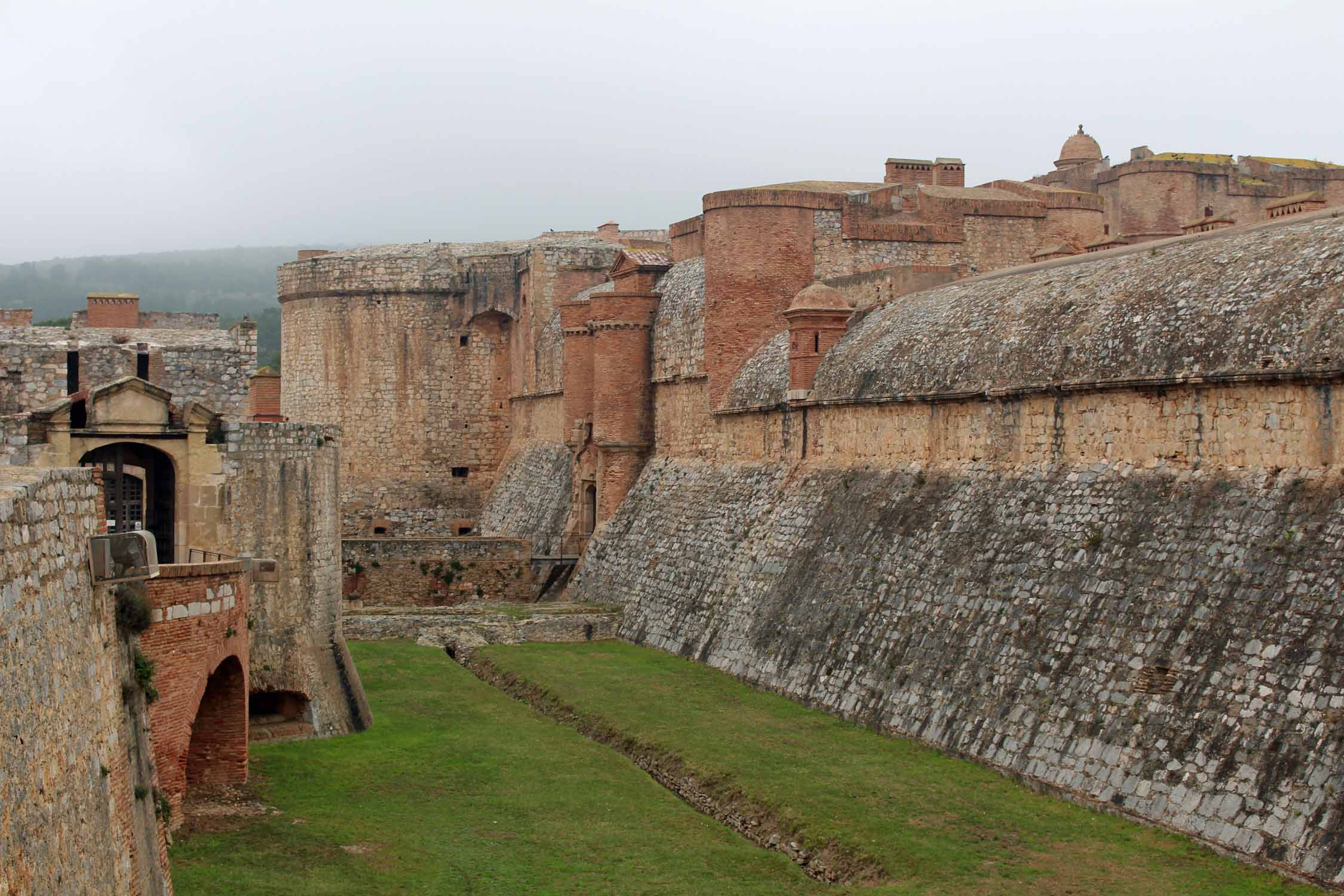 Fort de Salses, remparts