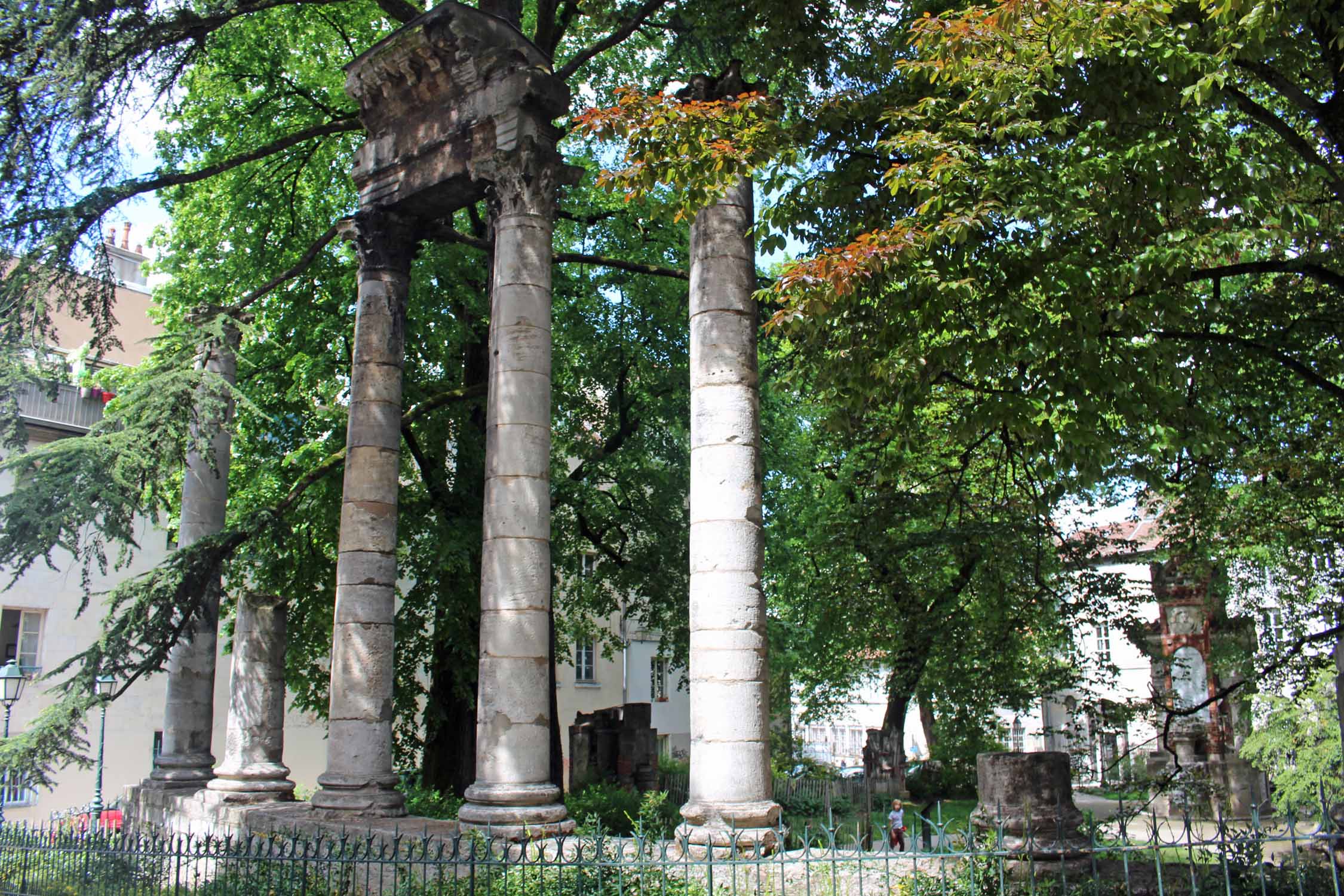 Besançon, square Castan, colonnes romaines