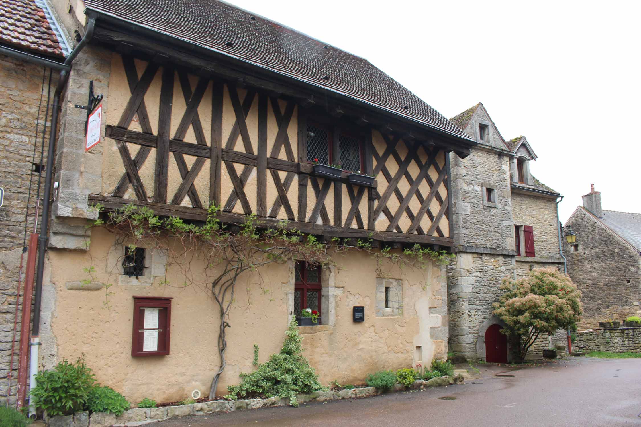 Châteauneuf, maison à pans de bois