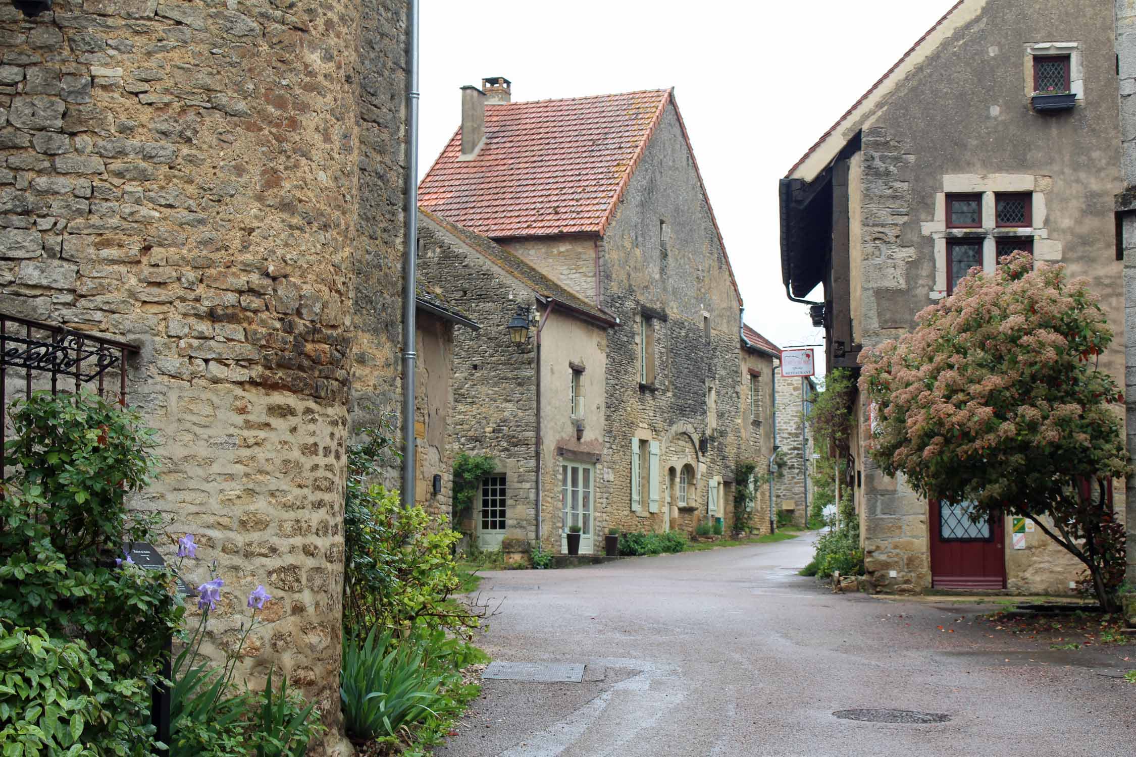 Châteauneuf, Grande rue