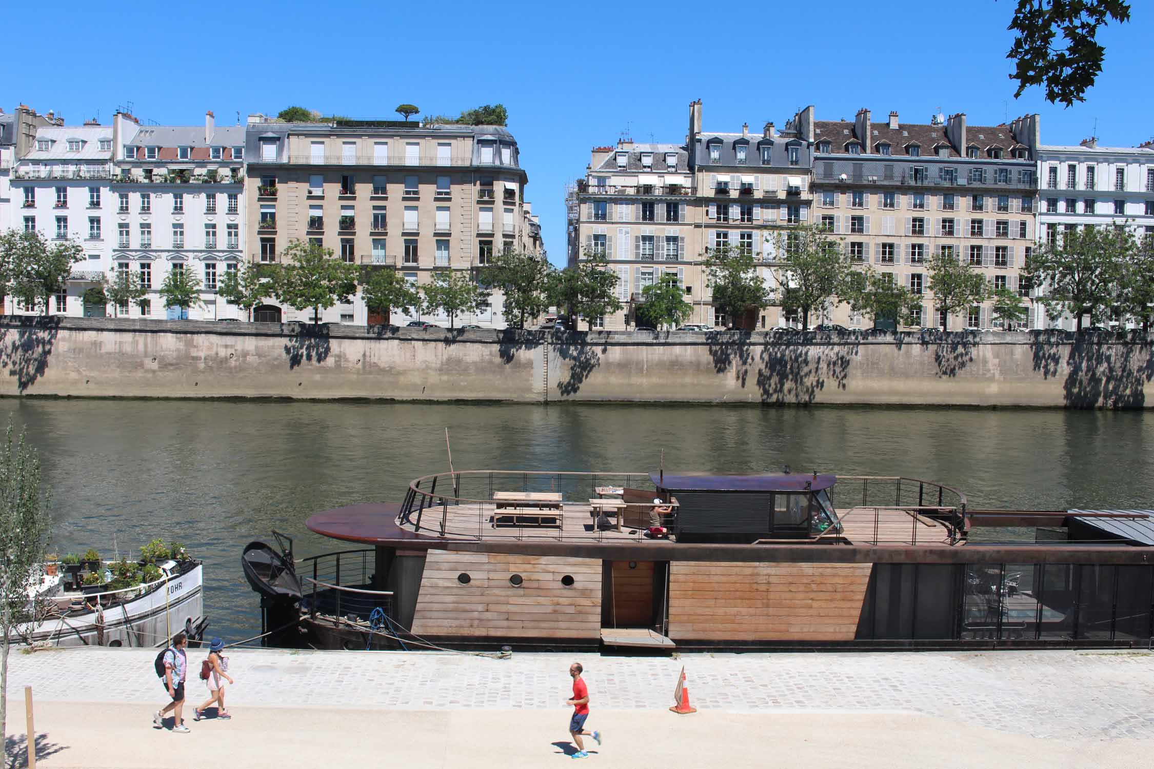 Paris, quai de la Seine, péniche