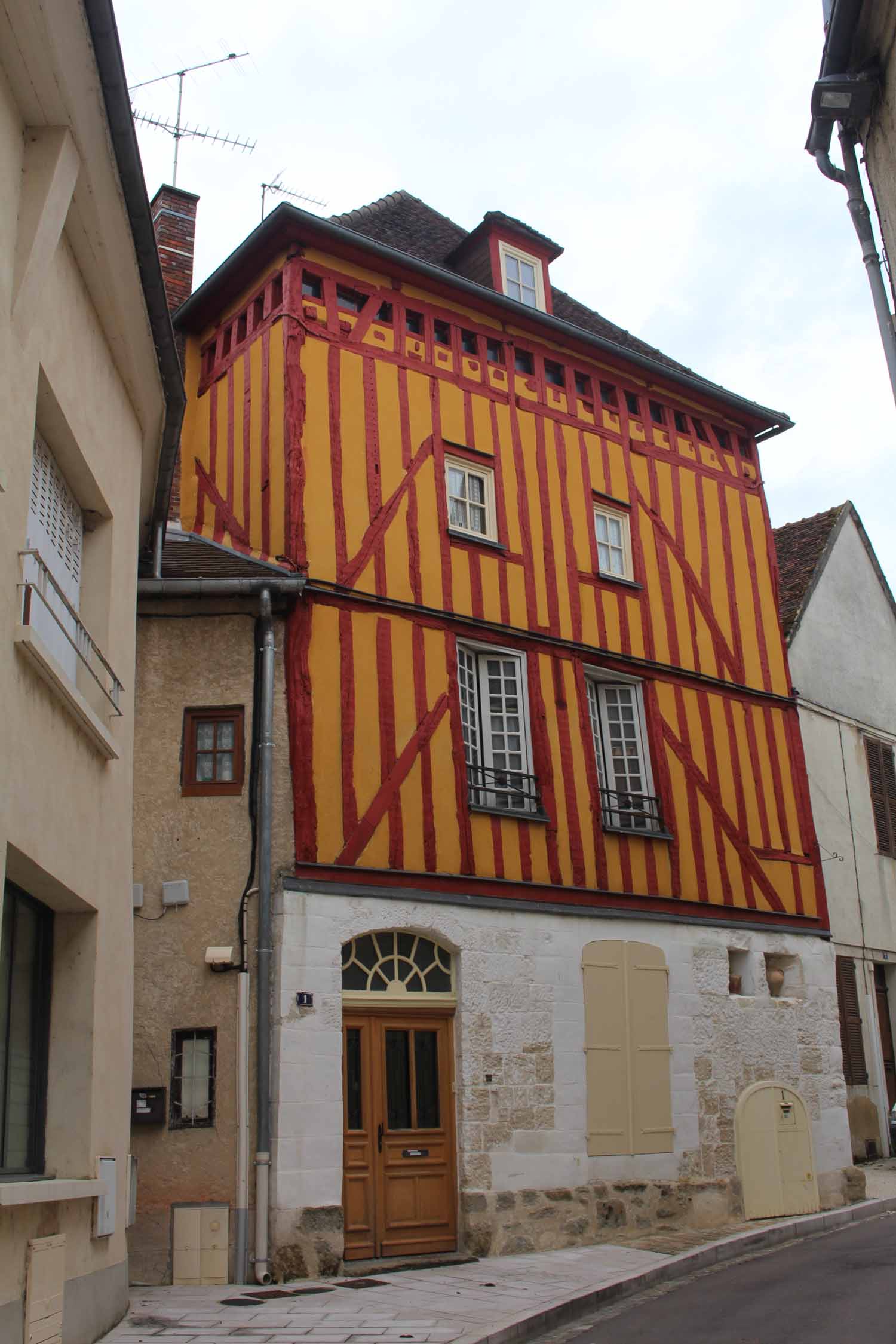 Saint-Florentin, Yonne, maison à colombage