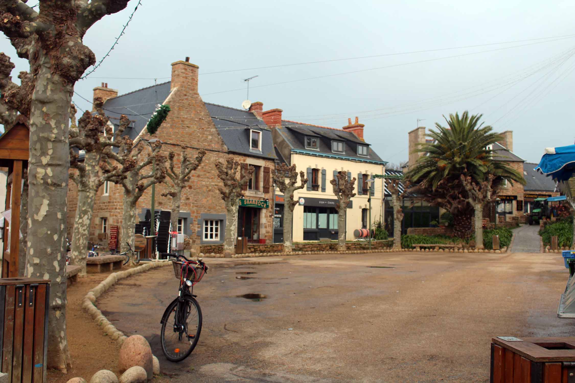 Ile de Bréhat, le Bourg, place principale