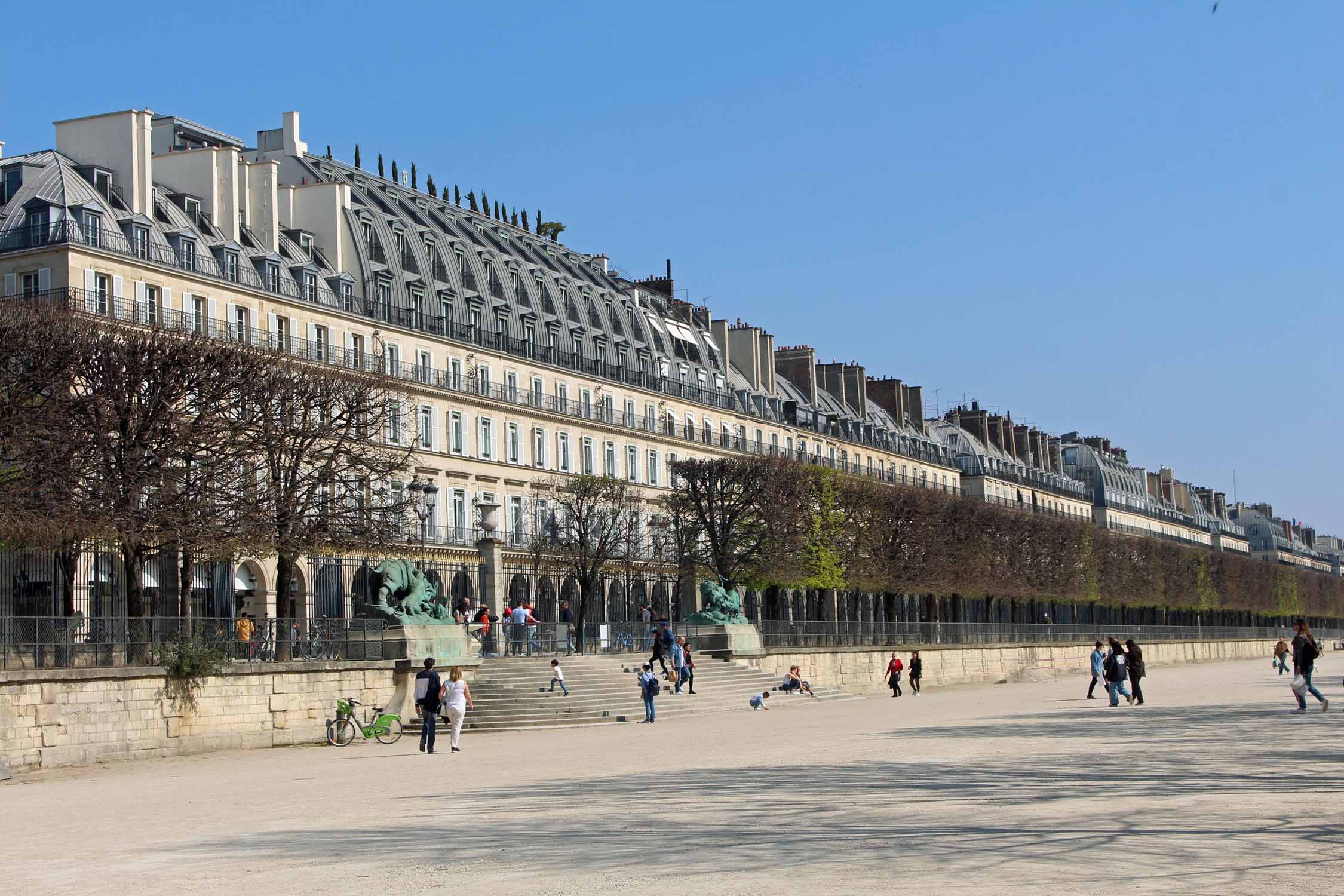 Paris, rue de Rivoli, immeubles