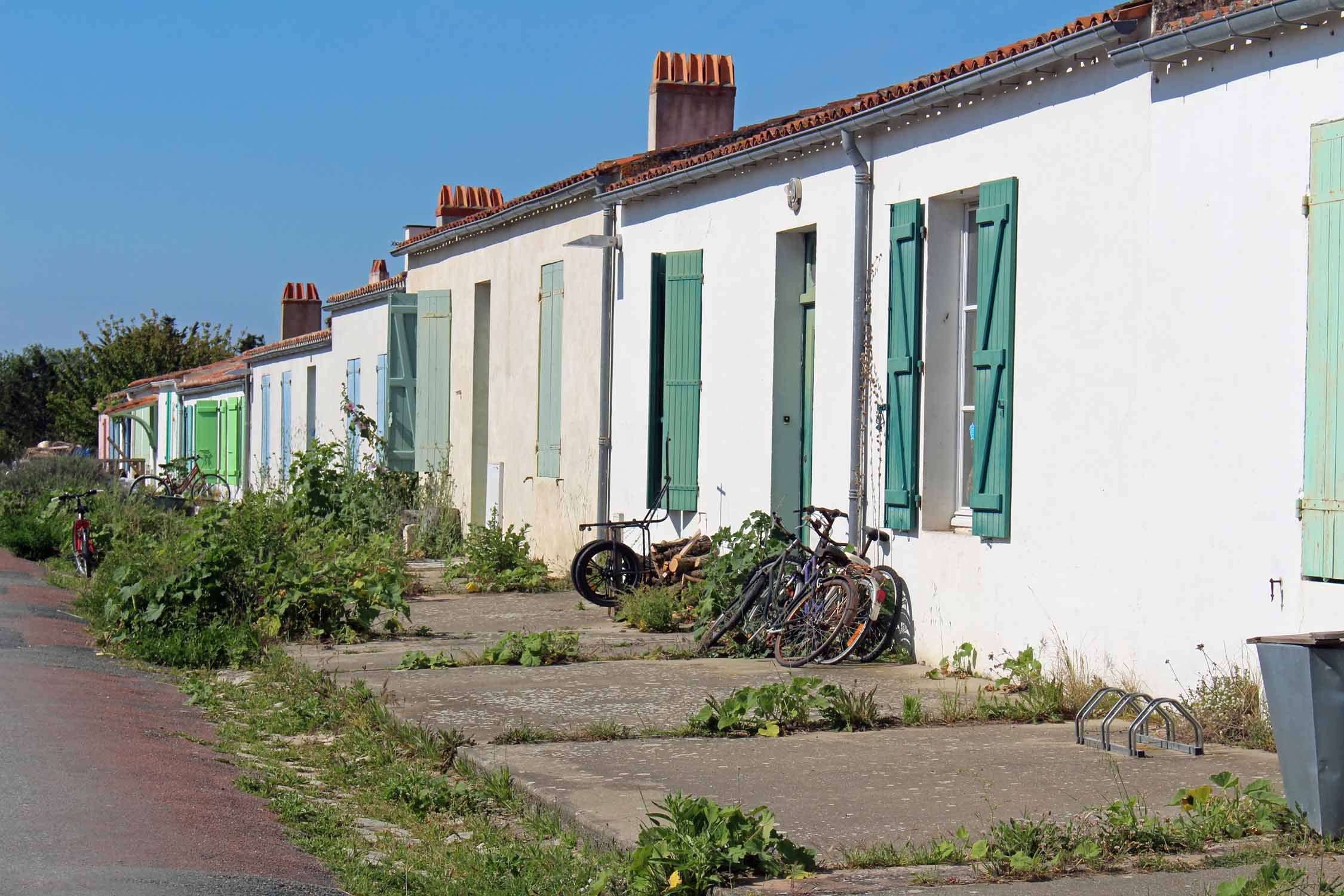 Ile d'Aix, rue Marengo, maisons colorées