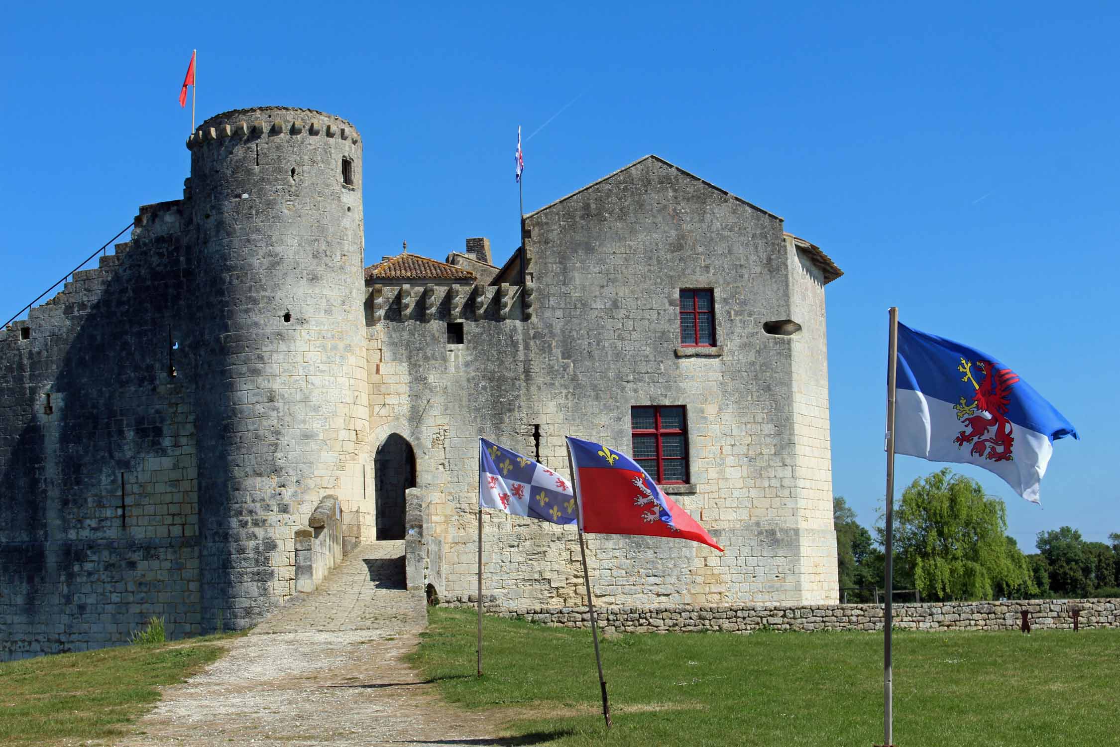 Saint-Jean-d'Angle, château