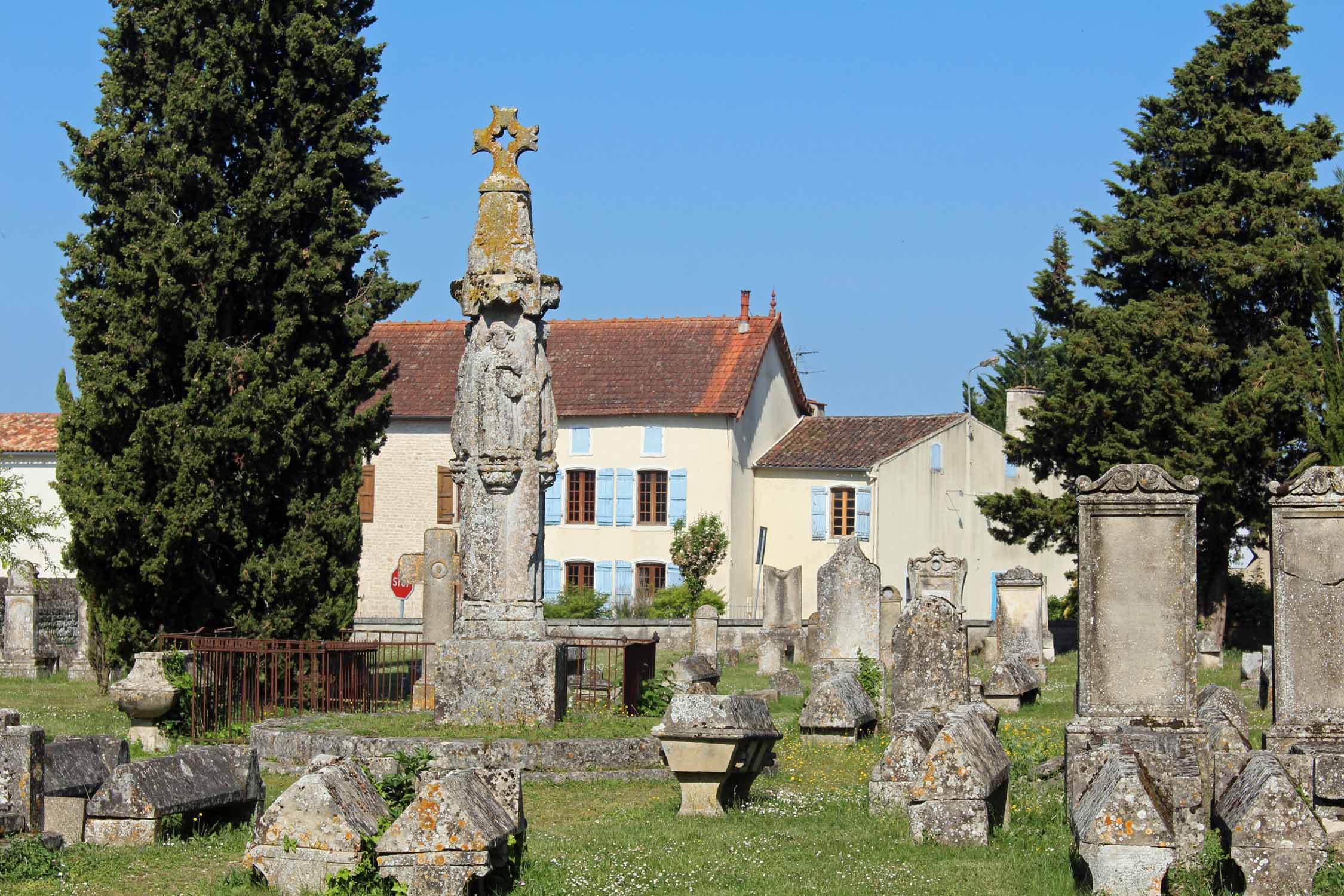 Aulnay, église Saint-Pierre, cimetière