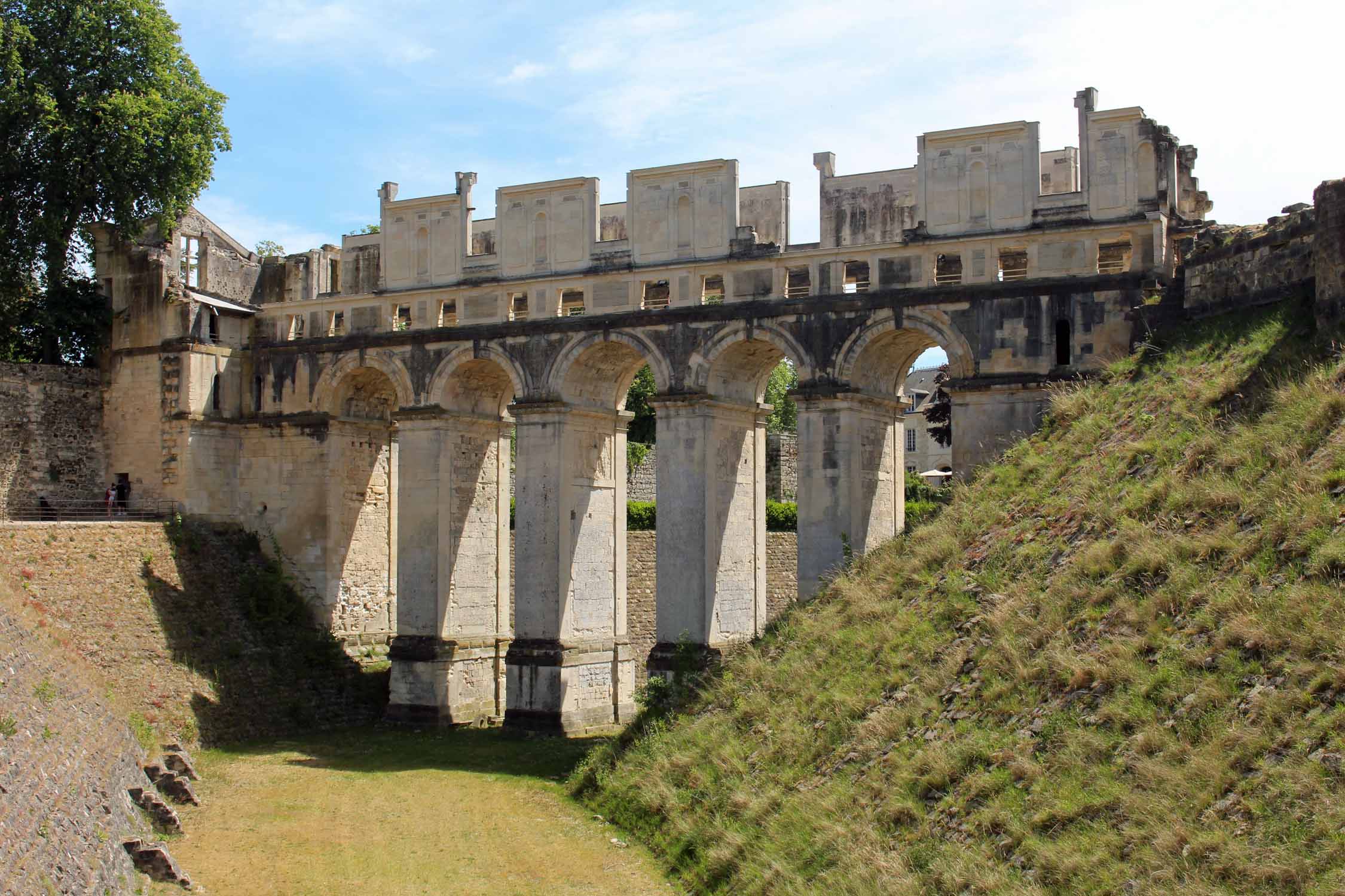 Fère-en-Tardenois, château pont couvert