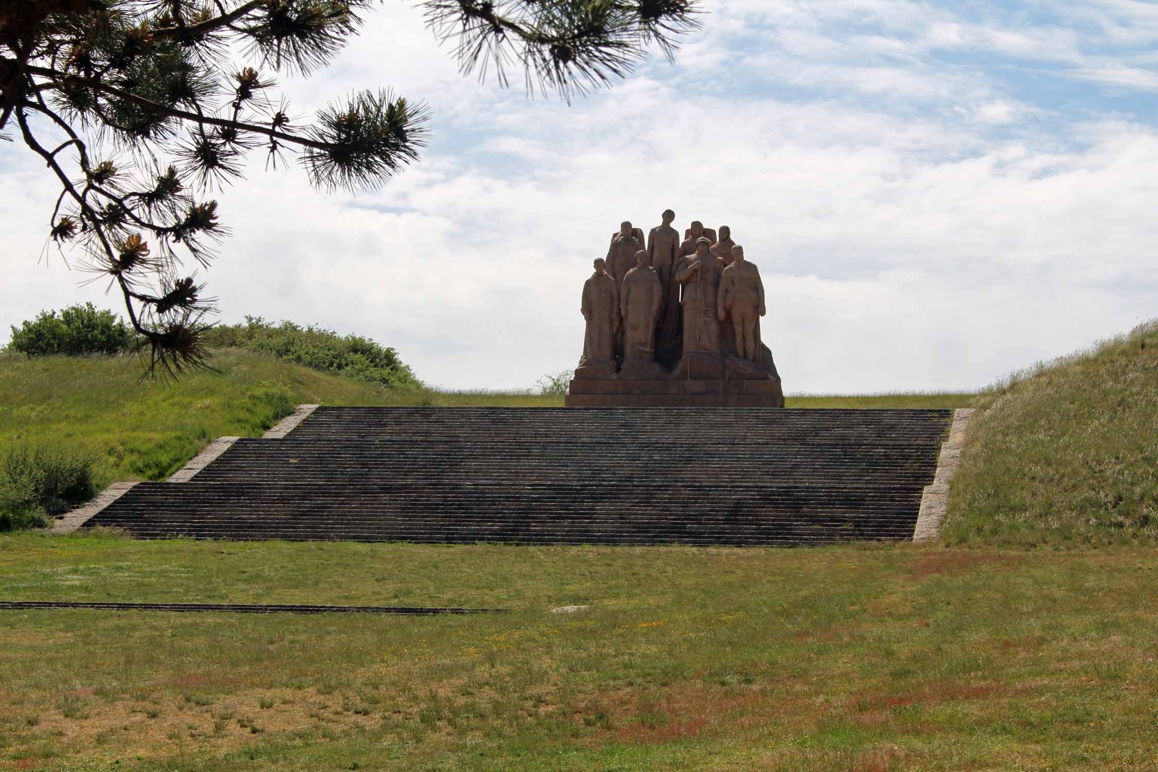 Oulchy-le-Château, les Fantômes de Landowski