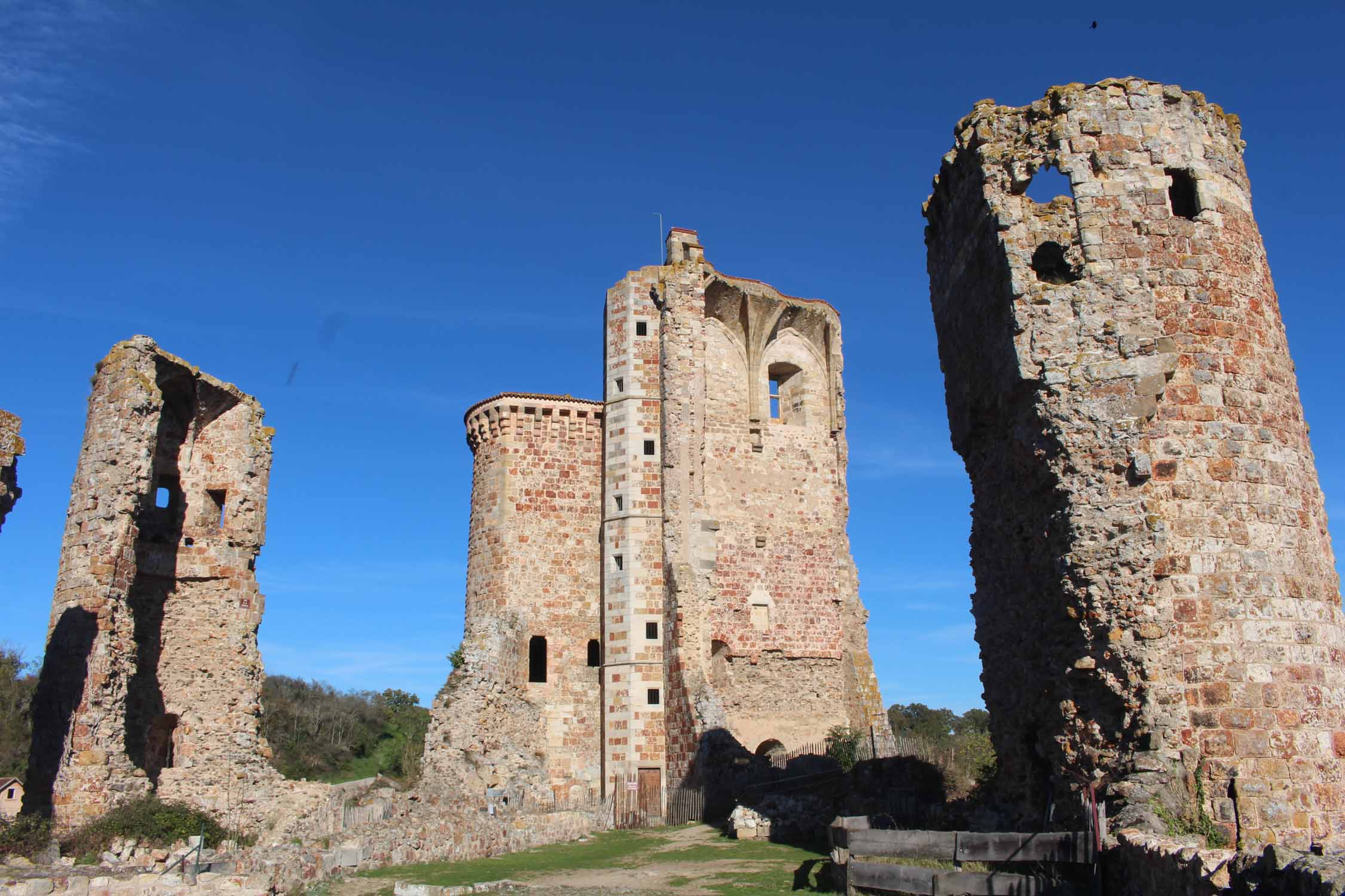 Hérisson, Allier, château médiéval, tours