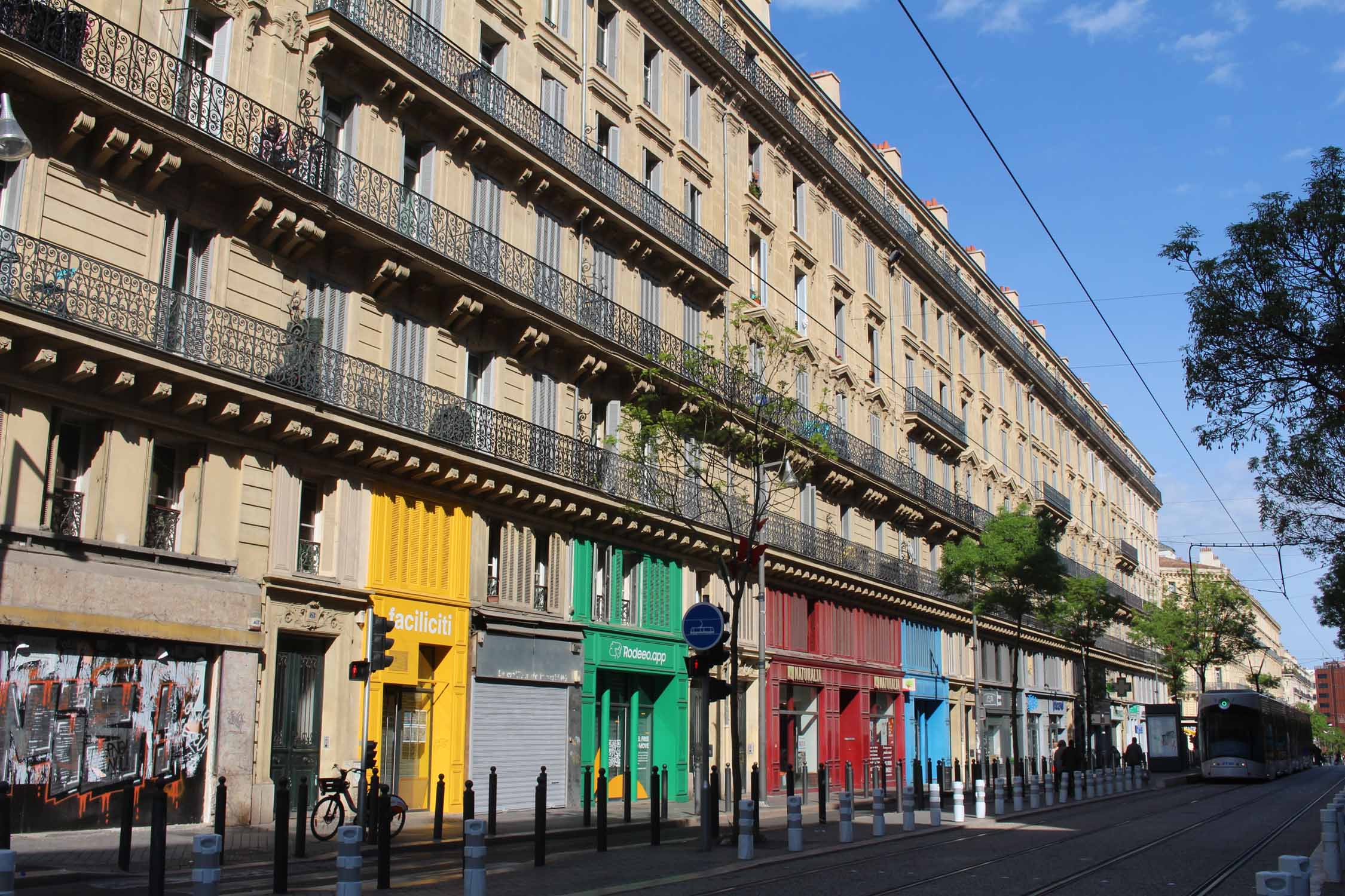 Marseille, rue de la République, façades colorées