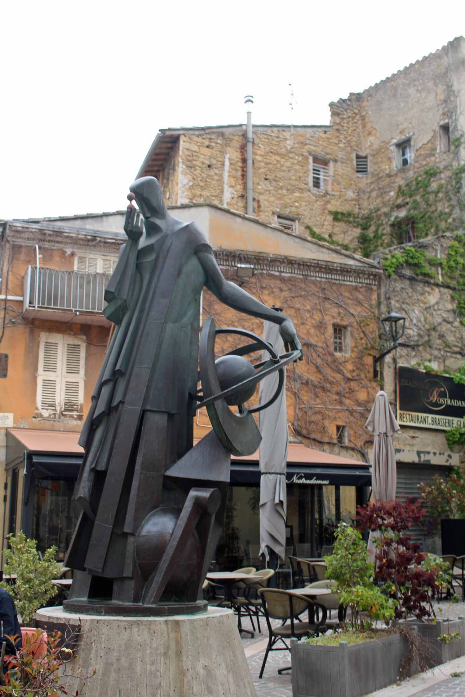 Salon-de-Provence, statue de Nostradamus