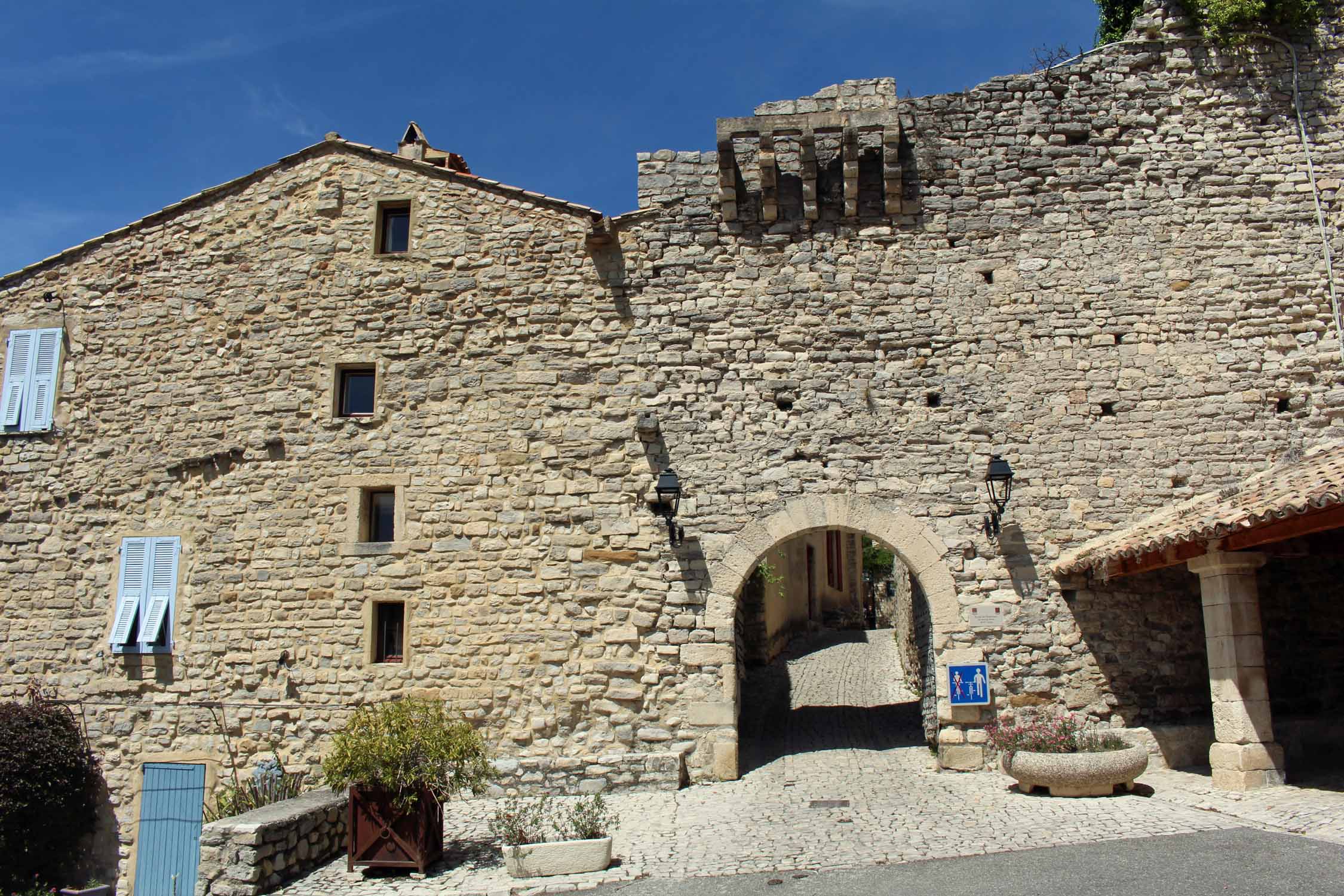 Séguret, porte ancienne