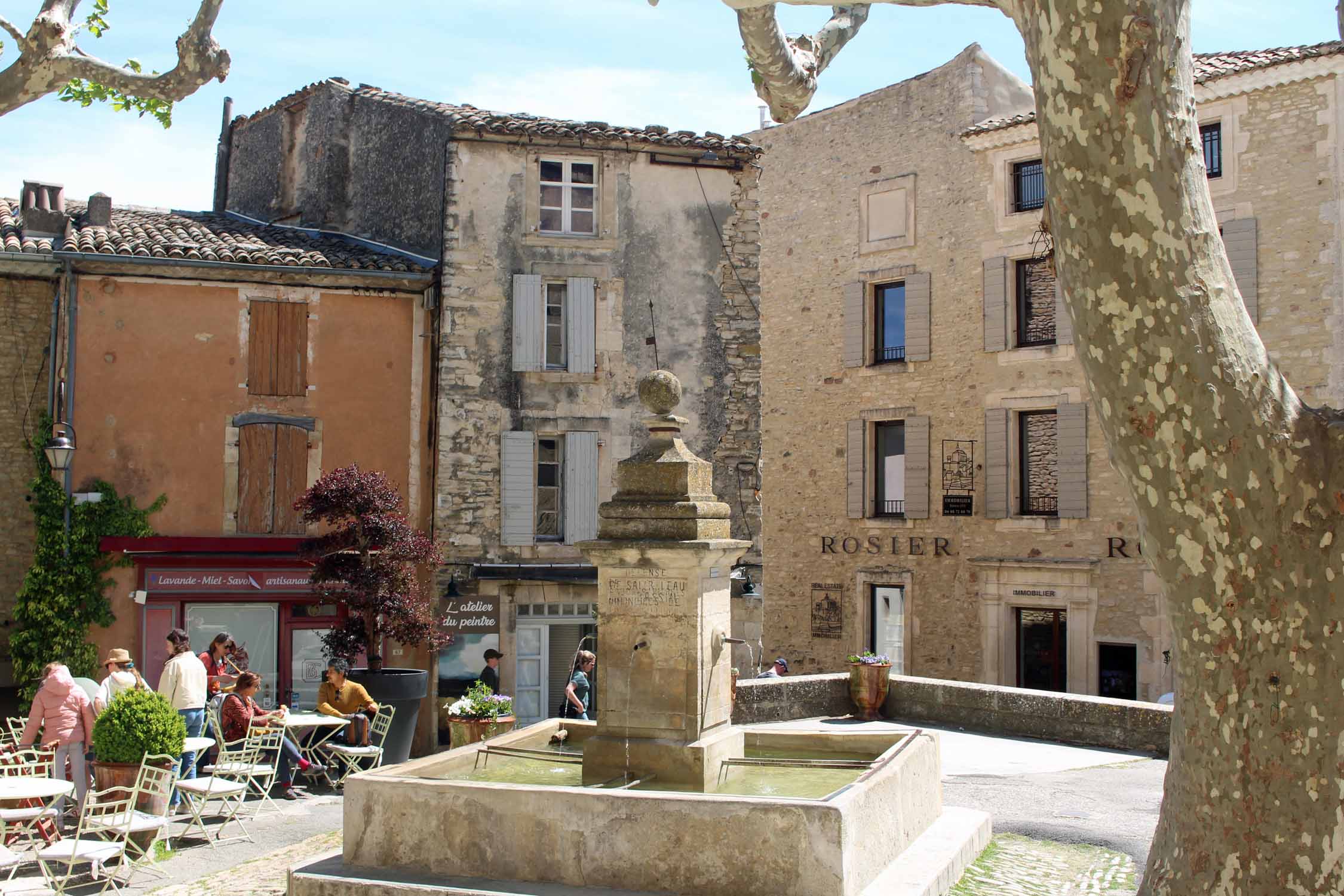 Gordes, place Genty, fontaine