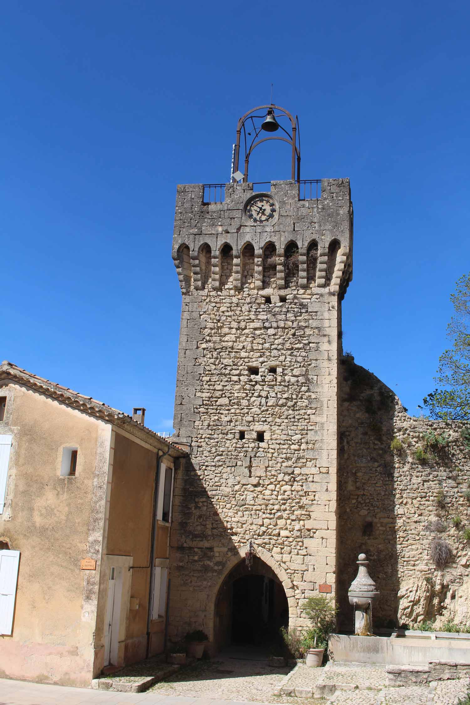 Montbrun-les-Bains, porte fortifiée