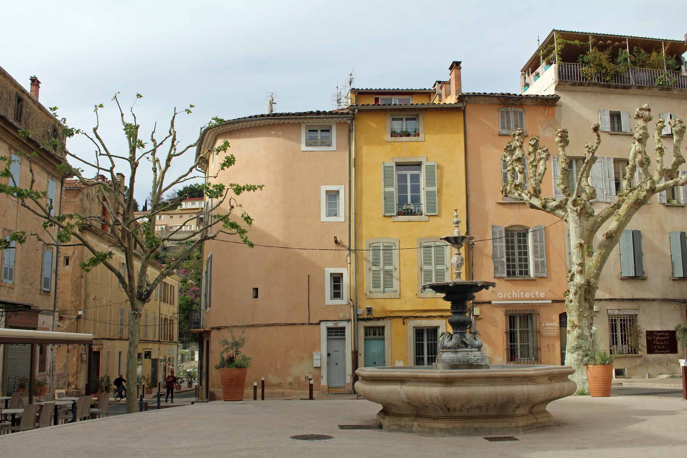 Apt, place de la Cathédrale