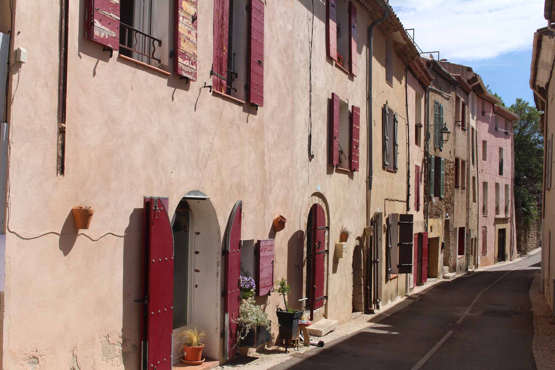 Vauvenargues, façades colorées