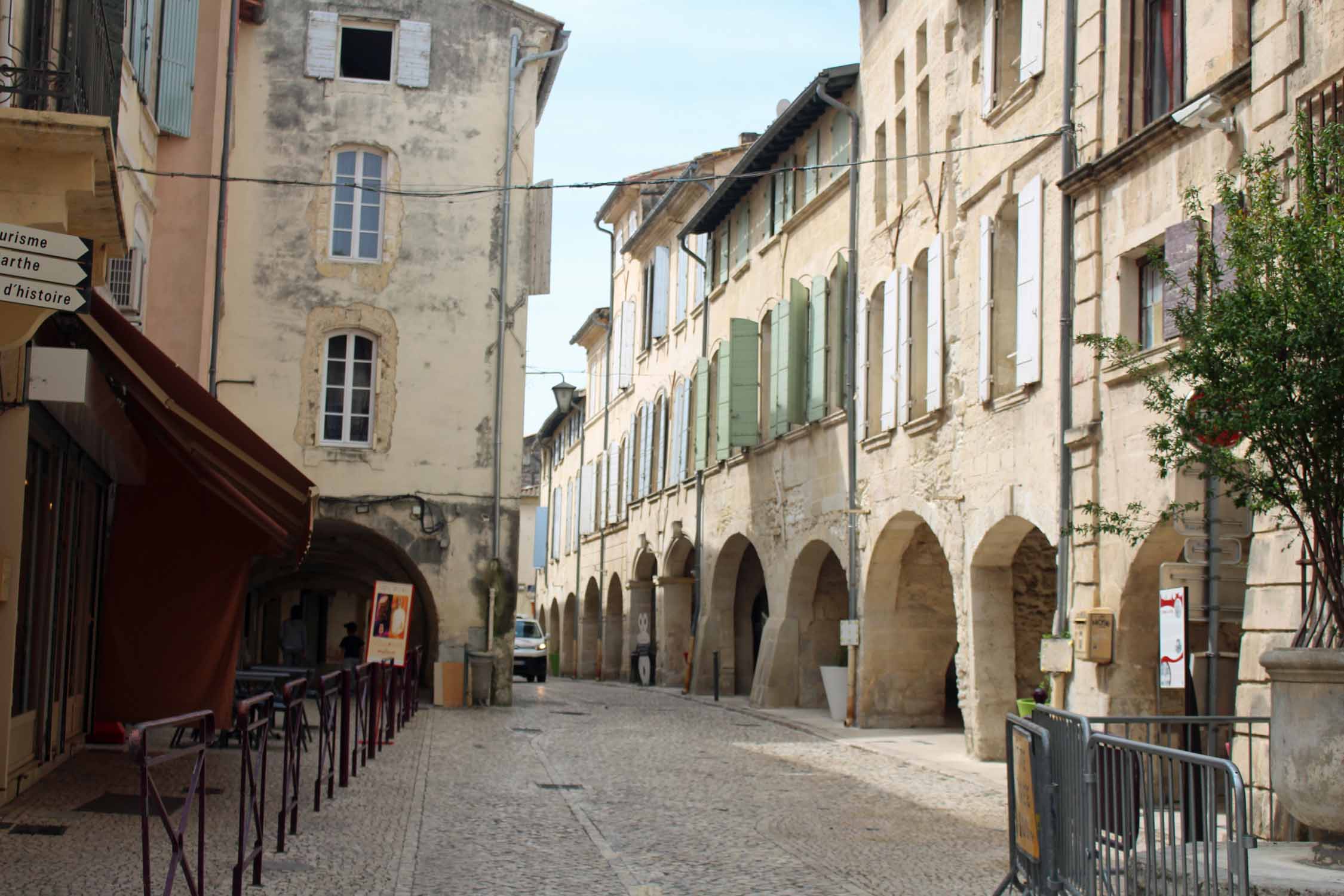 Tarascon, rue du château, arcades