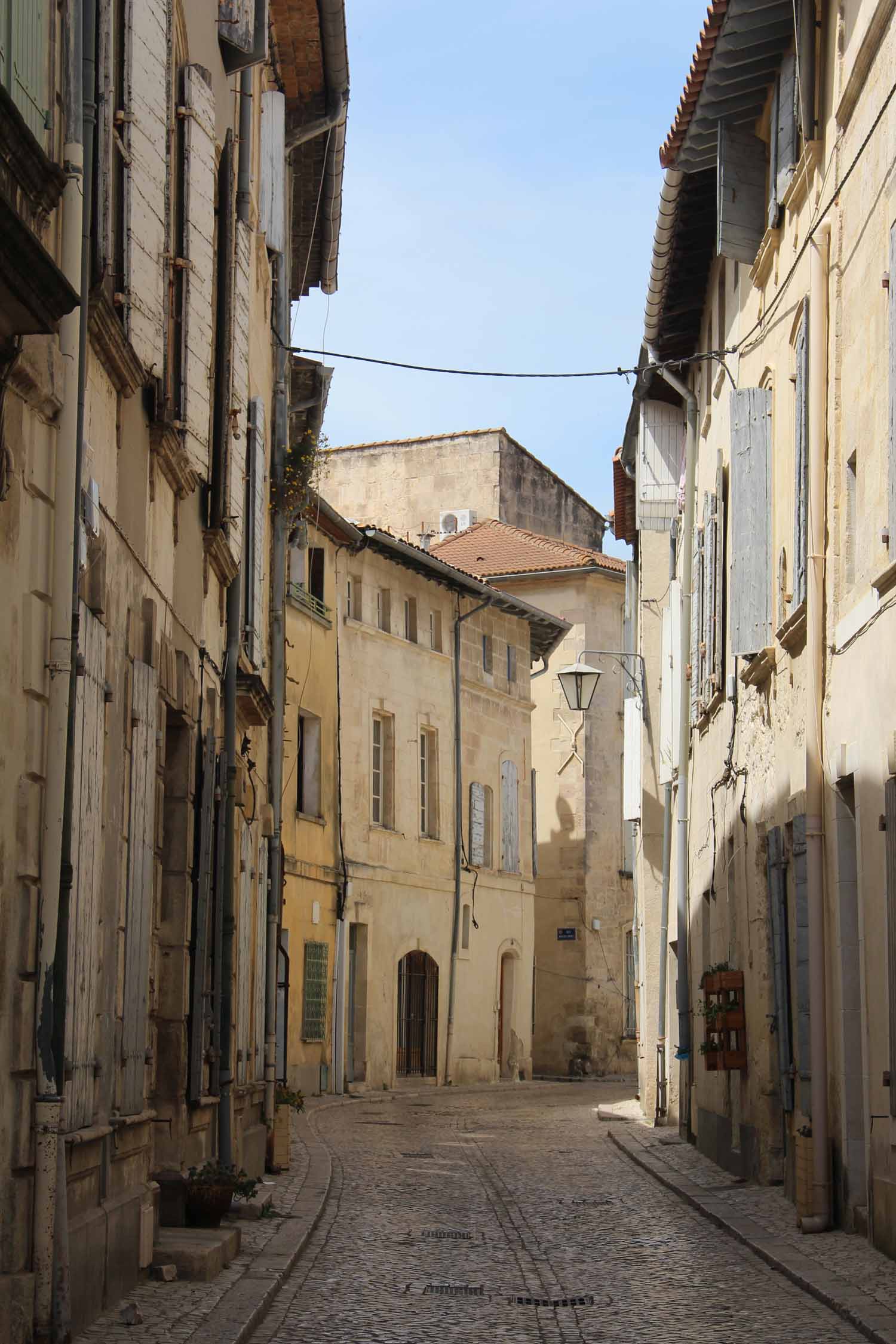 Tarascon, ruelle typique, façades