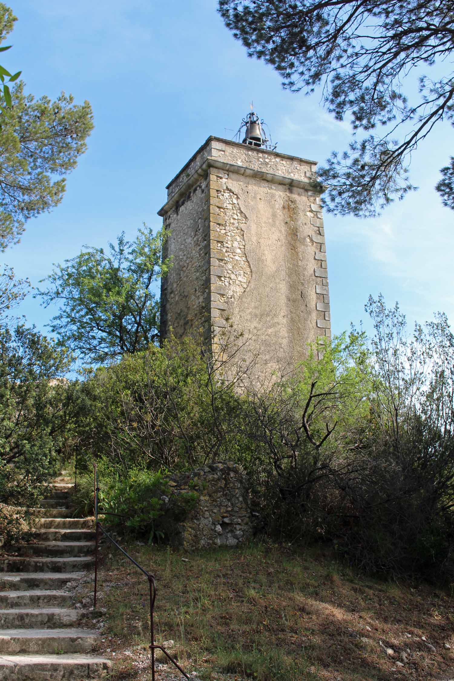 Eygalières, chapelle en ruine