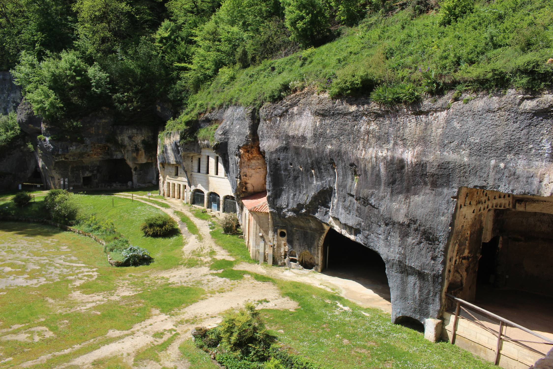 Abbaye de Brantôme, grottes troglodytes