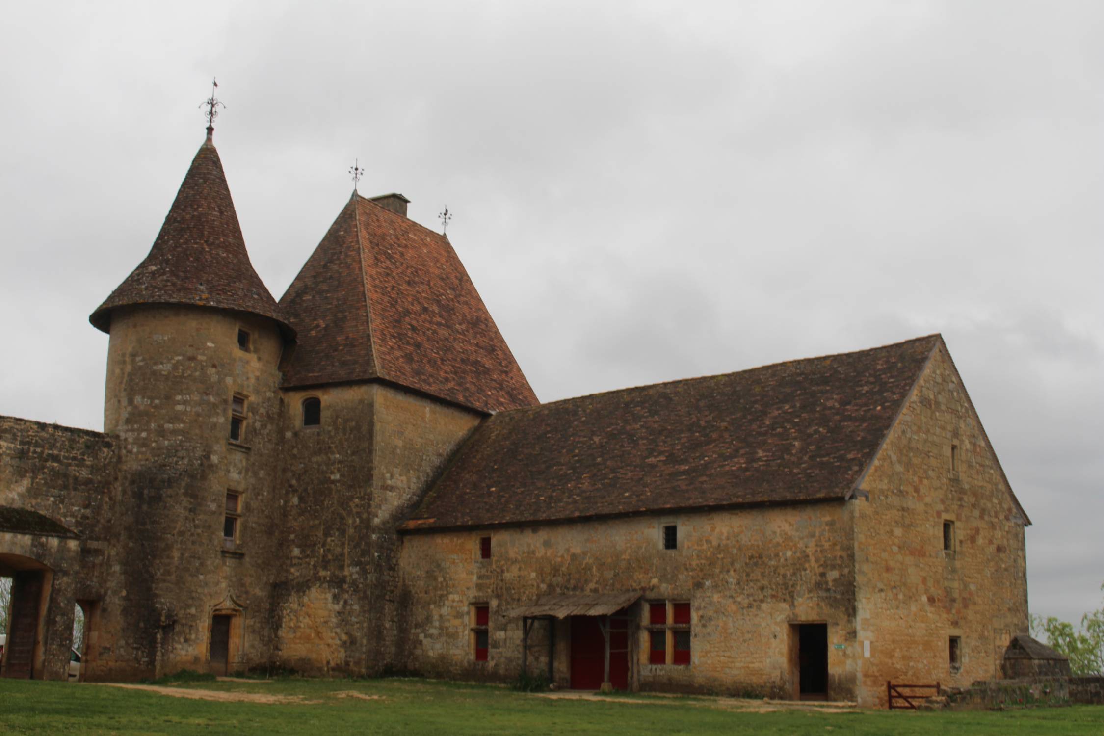 Château de Biron, bâtiments