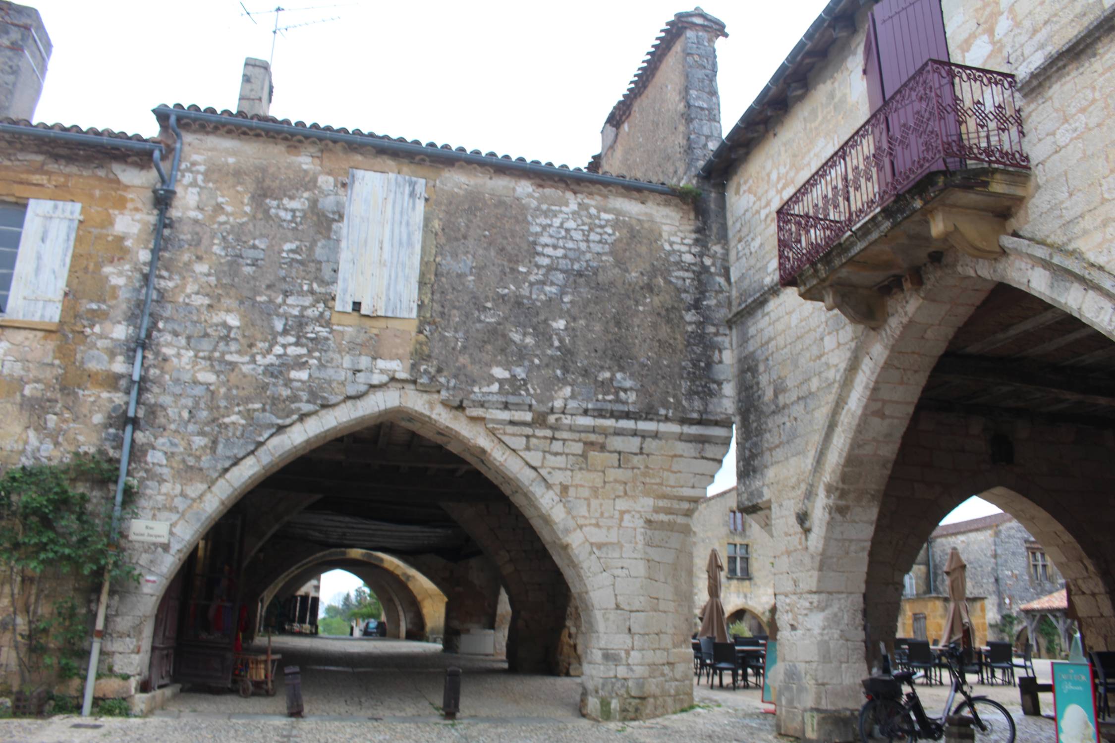Bastide de Monpazier, arcades