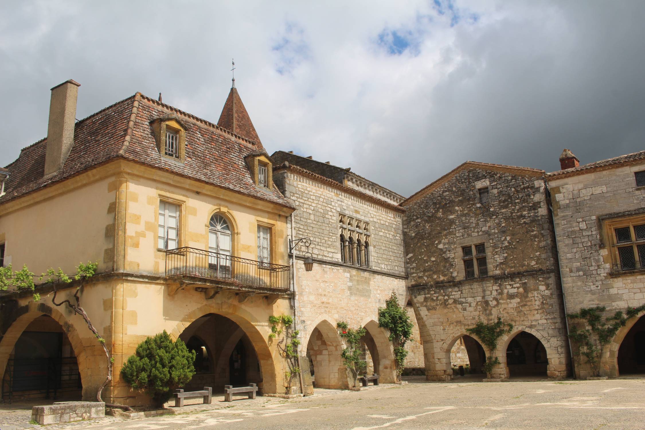 Bastide de Monpazier, Périgord, arcades