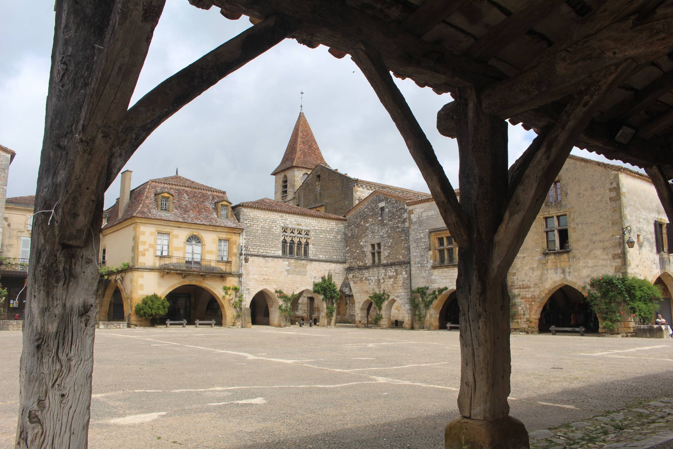 Bastide de Monpazier, place des Cornières